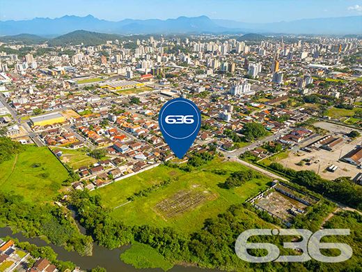 AMPLO TERRENO NO BAIRRO BUCAREIN - ESTUDA PERMUTA 

Você está procurando por um terreno amplo, bem localizado e pronto para construir? Então não perca esta oportunidade de adquirir este terreno incrível no bairro Bucarein em Joinville!

Com uma área total de 643,40m², este terreno possui um formato de trapézio, o que permite uma variedade de projetos de construção. Além disso, ele está situado em uma região privilegiada da cidade, a poucos passos da Arena Joinville e próximo de diversas escolas, CEIs, mercados, padarias e outros serviços essenciais.

O terreno é plano e está pronto para receber sua construção, seja ela residencial ou comercial. Aqui, você terá a liberdade de criar o projeto que sempre sonhou, em uma localização de destaque na cidade.

Não deixe passar esta chance de adquirir um terreno com uma localização tão privilegiada em Joinville. Aproveite para realizar seus projetos e transformar este terreno em um empreendimento único e especial.

Venha conhecer o terreno pessoalmente e descubra todas as possibilidades que ele oferece!


Fale conosco e saiba mais:
Telefone: (47) 3451-0636
WhatsApp: (47) 99190-0636

Imobiliária 636. 