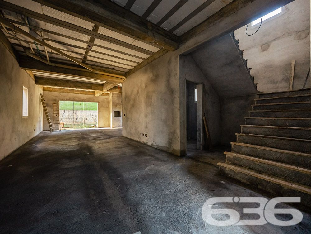 UMA RESIDÊNCIA DE LUXO ESPERANDO POR VOCÊ!

Seja bem-vindo ao seu novo lar, onde o conforto e a elegância se encontram! Com ambientes amplos, acabamento de alto padrão e mais de 250m² de área construída, esta casa é o sonho de quem busca viver com requinte.

A casa oferece uma suíte master com closet, uma suíte e mais 2 dormitórios, proporcionando espaço de sobra para toda a família. A garagem coberta comporta até 3 carros e ainda possui um ponto de carregamento elétrico, tornando esta residência ideal para quem valoriza um estilo de vida sustentável.

As espaçosas e iluminadas salas de estar e jantar tornam cada momento do seu dia a dia um verdadeiro prazer. A cozinha integrada à churrasqueira permite que você cozinhe enquanto socializa com seus entes queridos. Além disso, a área de serviço conta com um depósito com porta externa e espaço para os botijões de gás, facilitando a organização da casa.

O acabamento é simplesmente deslumbrante, com piso porcelanato e laminado de madeira, teto em gesso e uma escada em porcelanato com detalhes em granito. O guarda-corpo e o corrimão em aço inoxidável adicionam um toque moderno e sofisticado. A casa também está equipada com infraestrutura para alarme, proporcionando segurança e tranquilidade em todos os momentos.

O terreno, murado e com sistema de drenagem, possui uma área total de 1250m², dos quais 327,75m² foram utilizados para a construção da casa. Nos fundos da residência, há uma área de 91,26m² pronta para ser aproveitada. Com uma área de reserva de vegetação de 845m², você desfrutará de um ambiente tranquilo e harmonioso em meio à natureza.

Não deixe escapar a oportunidade de viver em uma casa tão extraordinária quanto esta! Agende agora mesmo sua visita e comece a desfrutar da qualidade de vida que você merece!

Entre em contato conosco para saber mais:
Telefone: (47) 3451-0636
WhatsApp: (47) 99190-0636

Imobiliária 636.