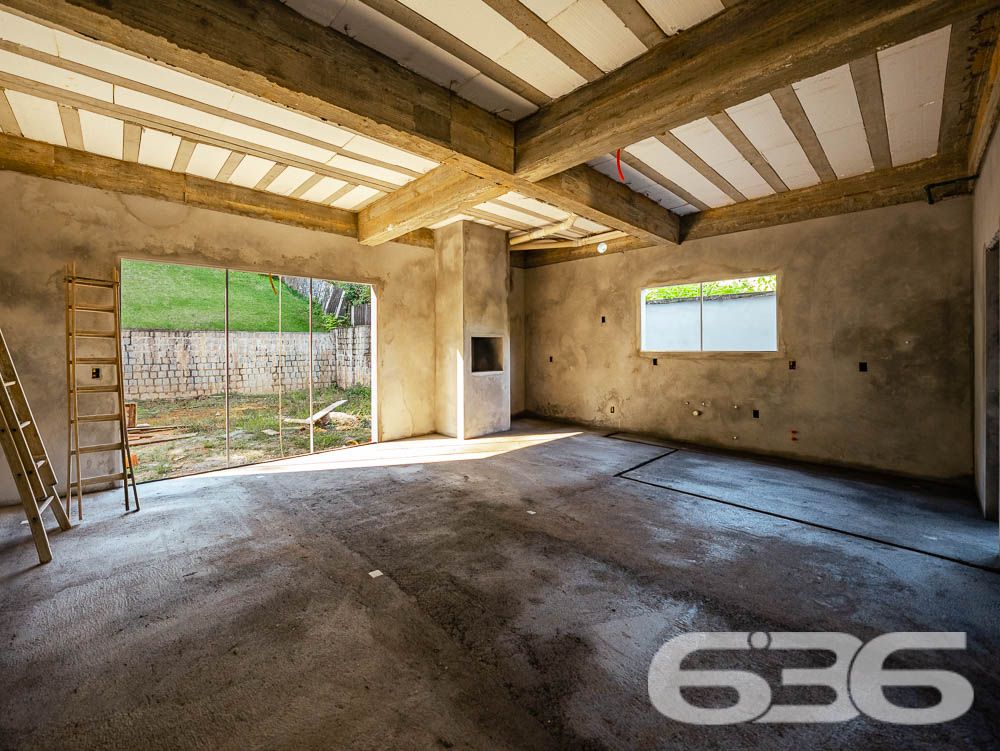 UMA RESIDÊNCIA DE LUXO ESPERANDO POR VOCÊ!

Seja bem-vindo ao seu novo lar, onde o conforto e a elegância se encontram! Com ambientes amplos, acabamento de alto padrão e mais de 250m² de área construída, esta casa é o sonho de quem busca viver com requinte.

A casa oferece uma suíte master com closet, uma suíte e mais 2 dormitórios, proporcionando espaço de sobra para toda a família. A garagem coberta comporta até 3 carros e ainda possui um ponto de carregamento elétrico, tornando esta residência ideal para quem valoriza um estilo de vida sustentável.

As espaçosas e iluminadas salas de estar e jantar tornam cada momento do seu dia a dia um verdadeiro prazer. A cozinha integrada à churrasqueira permite que você cozinhe enquanto socializa com seus entes queridos. Além disso, a área de serviço conta com um depósito com porta externa e espaço para os botijões de gás, facilitando a organização da casa.

O acabamento é simplesmente deslumbrante, com piso porcelanato e laminado de madeira, teto em gesso e uma escada em porcelanato com detalhes em granito. O guarda-corpo e o corrimão em aço inoxidável adicionam um toque moderno e sofisticado. A casa também está equipada com infraestrutura para alarme, proporcionando segurança e tranquilidade em todos os momentos.

O terreno, murado e com sistema de drenagem, possui uma área total de 1250m², dos quais 327,75m² foram utilizados para a construção da casa. Nos fundos da residência, há uma área de 91,26m² pronta para ser aproveitada. Com uma área de reserva de vegetação de 845m², você desfrutará de um ambiente tranquilo e harmonioso em meio à natureza.

Não deixe escapar a oportunidade de viver em uma casa tão extraordinária quanto esta! Agende agora mesmo sua visita e comece a desfrutar da qualidade de vida que você merece!

Entre em contato conosco para saber mais:
Telefone: (47) 3451-0636
WhatsApp: (47) 99190-0636

Imobiliária 636.