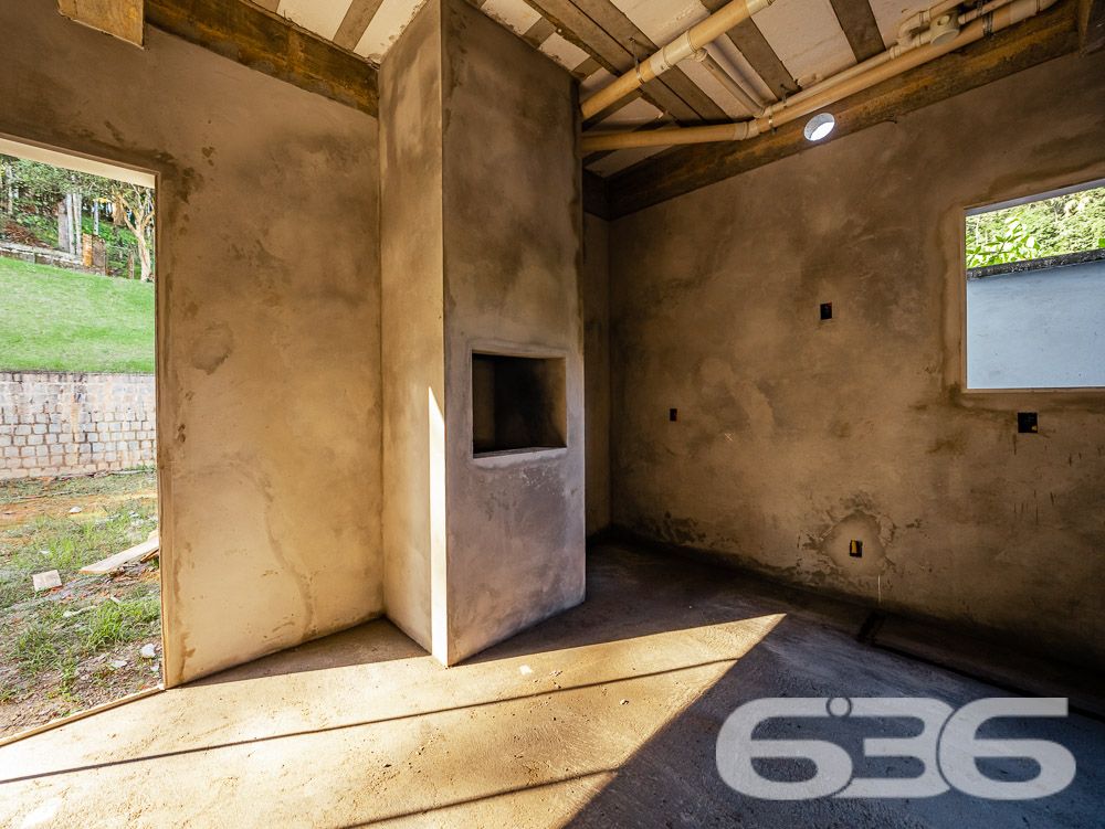 UMA RESIDÊNCIA DE LUXO ESPERANDO POR VOCÊ!

Seja bem-vindo ao seu novo lar, onde o conforto e a elegância se encontram! Com ambientes amplos, acabamento de alto padrão e mais de 250m² de área construída, esta casa é o sonho de quem busca viver com requinte.

A casa oferece uma suíte master com closet, uma suíte e mais 2 dormitórios, proporcionando espaço de sobra para toda a família. A garagem coberta comporta até 3 carros e ainda possui um ponto de carregamento elétrico, tornando esta residência ideal para quem valoriza um estilo de vida sustentável.

As espaçosas e iluminadas salas de estar e jantar tornam cada momento do seu dia a dia um verdadeiro prazer. A cozinha integrada à churrasqueira permite que você cozinhe enquanto socializa com seus entes queridos. Além disso, a área de serviço conta com um depósito com porta externa e espaço para os botijões de gás, facilitando a organização da casa.

O acabamento é simplesmente deslumbrante, com piso porcelanato e laminado de madeira, teto em gesso e uma escada em porcelanato com detalhes em granito. O guarda-corpo e o corrimão em aço inoxidável adicionam um toque moderno e sofisticado. A casa também está equipada com infraestrutura para alarme, proporcionando segurança e tranquilidade em todos os momentos.

O terreno, murado e com sistema de drenagem, possui uma área total de 1250m², dos quais 327,75m² foram utilizados para a construção da casa. Nos fundos da residência, há uma área de 91,26m² pronta para ser aproveitada. Com uma área de reserva de vegetação de 845m², você desfrutará de um ambiente tranquilo e harmonioso em meio à natureza.

Não deixe escapar a oportunidade de viver em uma casa tão extraordinária quanto esta! Agende agora mesmo sua visita e comece a desfrutar da qualidade de vida que você merece!

Entre em contato conosco para saber mais:
Telefone: (47) 3451-0636
WhatsApp: (47) 99190-0636

Imobiliária 636.