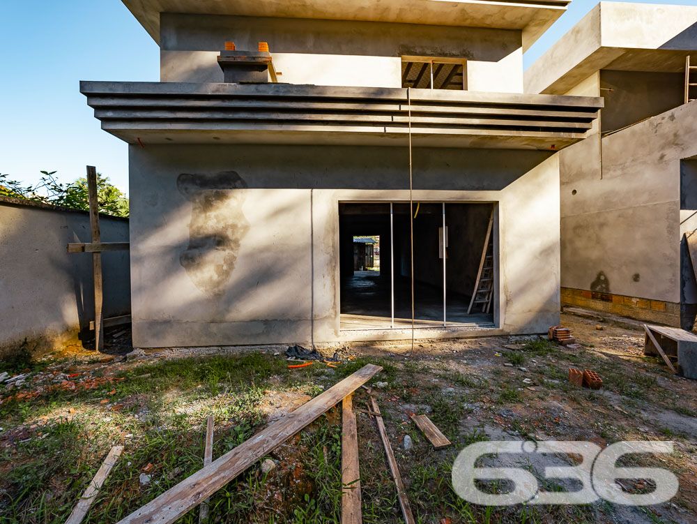 UMA RESIDÊNCIA DE LUXO ESPERANDO POR VOCÊ!

Seja bem-vindo ao seu novo lar, onde o conforto e a elegância se encontram! Com ambientes amplos, acabamento de alto padrão e mais de 250m² de área construída, esta casa é o sonho de quem busca viver com requinte.

A casa oferece uma suíte master com closet, uma suíte e mais 2 dormitórios, proporcionando espaço de sobra para toda a família. A garagem coberta comporta até 3 carros e ainda possui um ponto de carregamento elétrico, tornando esta residência ideal para quem valoriza um estilo de vida sustentável.

As espaçosas e iluminadas salas de estar e jantar tornam cada momento do seu dia a dia um verdadeiro prazer. A cozinha integrada à churrasqueira permite que você cozinhe enquanto socializa com seus entes queridos. Além disso, a área de serviço conta com um depósito com porta externa e espaço para os botijões de gás, facilitando a organização da casa.

O acabamento é simplesmente deslumbrante, com piso porcelanato e laminado de madeira, teto em gesso e uma escada em porcelanato com detalhes em granito. O guarda-corpo e o corrimão em aço inoxidável adicionam um toque moderno e sofisticado. A casa também está equipada com infraestrutura para alarme, proporcionando segurança e tranquilidade em todos os momentos.

O terreno, murado e com sistema de drenagem, possui uma área total de 1250m², dos quais 327,75m² foram utilizados para a construção da casa. Nos fundos da residência, há uma área de 91,26m² pronta para ser aproveitada. Com uma área de reserva de vegetação de 845m², você desfrutará de um ambiente tranquilo e harmonioso em meio à natureza.

Não deixe escapar a oportunidade de viver em uma casa tão extraordinária quanto esta! Agende agora mesmo sua visita e comece a desfrutar da qualidade de vida que você merece!

Entre em contato conosco para saber mais:
Telefone: (47) 3451-0636
WhatsApp: (47) 99190-0636

Imobiliária 636.