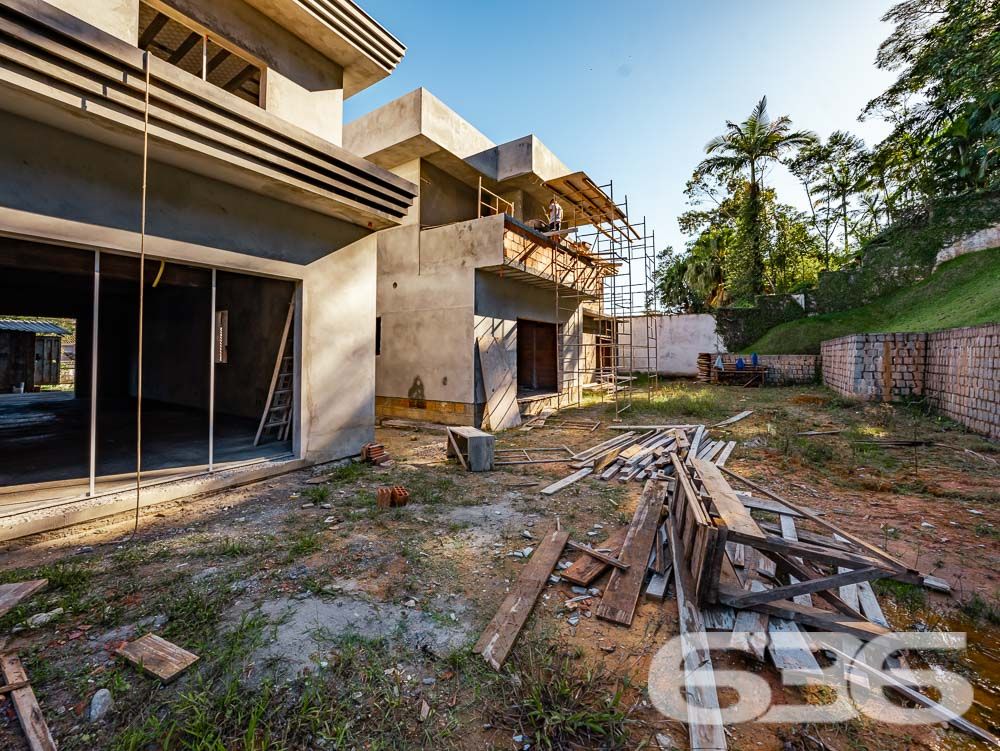 UMA RESIDÊNCIA DE LUXO ESPERANDO POR VOCÊ!

Seja bem-vindo ao seu novo lar, onde o conforto e a elegância se encontram! Com ambientes amplos, acabamento de alto padrão e mais de 250m² de área construída, esta casa é o sonho de quem busca viver com requinte.

A casa oferece uma suíte master com closet, uma suíte e mais 2 dormitórios, proporcionando espaço de sobra para toda a família. A garagem coberta comporta até 3 carros e ainda possui um ponto de carregamento elétrico, tornando esta residência ideal para quem valoriza um estilo de vida sustentável.

As espaçosas e iluminadas salas de estar e jantar tornam cada momento do seu dia a dia um verdadeiro prazer. A cozinha integrada à churrasqueira permite que você cozinhe enquanto socializa com seus entes queridos. Além disso, a área de serviço conta com um depósito com porta externa e espaço para os botijões de gás, facilitando a organização da casa.

O acabamento é simplesmente deslumbrante, com piso porcelanato e laminado de madeira, teto em gesso e uma escada em porcelanato com detalhes em granito. O guarda-corpo e o corrimão em aço inoxidável adicionam um toque moderno e sofisticado. A casa também está equipada com infraestrutura para alarme, proporcionando segurança e tranquilidade em todos os momentos.

O terreno, murado e com sistema de drenagem, possui uma área total de 1250m², dos quais 327,75m² foram utilizados para a construção da casa. Nos fundos da residência, há uma área de 91,26m² pronta para ser aproveitada. Com uma área de reserva de vegetação de 845m², você desfrutará de um ambiente tranquilo e harmonioso em meio à natureza.

Não deixe escapar a oportunidade de viver em uma casa tão extraordinária quanto esta! Agende agora mesmo sua visita e comece a desfrutar da qualidade de vida que você merece!

Entre em contato conosco para saber mais:
Telefone: (47) 3451-0636
WhatsApp: (47) 99190-0636

Imobiliária 636.