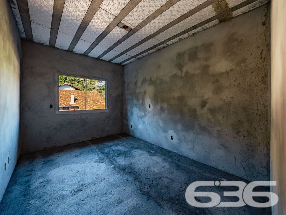 UMA RESIDÊNCIA DE LUXO ESPERANDO POR VOCÊ!

Seja bem-vindo ao seu novo lar, onde o conforto e a elegância se encontram! Com ambientes amplos, acabamento de alto padrão e mais de 250m² de área construída, esta casa é o sonho de quem busca viver com requinte.

A casa oferece uma suíte master com closet, uma suíte e mais 2 dormitórios, proporcionando espaço de sobra para toda a família. A garagem coberta comporta até 3 carros e ainda possui um ponto de carregamento elétrico, tornando esta residência ideal para quem valoriza um estilo de vida sustentável.

As espaçosas e iluminadas salas de estar e jantar tornam cada momento do seu dia a dia um verdadeiro prazer. A cozinha integrada à churrasqueira permite que você cozinhe enquanto socializa com seus entes queridos. Além disso, a área de serviço conta com um depósito com porta externa e espaço para os botijões de gás, facilitando a organização da casa.

O acabamento é simplesmente deslumbrante, com piso porcelanato e laminado de madeira, teto em gesso e uma escada em porcelanato com detalhes em granito. O guarda-corpo e o corrimão em aço inoxidável adicionam um toque moderno e sofisticado. A casa também está equipada com infraestrutura para alarme, proporcionando segurança e tranquilidade em todos os momentos.

O terreno, murado e com sistema de drenagem, possui uma área total de 1250m², dos quais 327,75m² foram utilizados para a construção da casa. Nos fundos da residência, há uma área de 91,26m² pronta para ser aproveitada. Com uma área de reserva de vegetação de 845m², você desfrutará de um ambiente tranquilo e harmonioso em meio à natureza.

Não deixe escapar a oportunidade de viver em uma casa tão extraordinária quanto esta! Agende agora mesmo sua visita e comece a desfrutar da qualidade de vida que você merece!

Entre em contato conosco para saber mais:
Telefone: (47) 3451-0636
WhatsApp: (47) 99190-0636

Imobiliária 636.