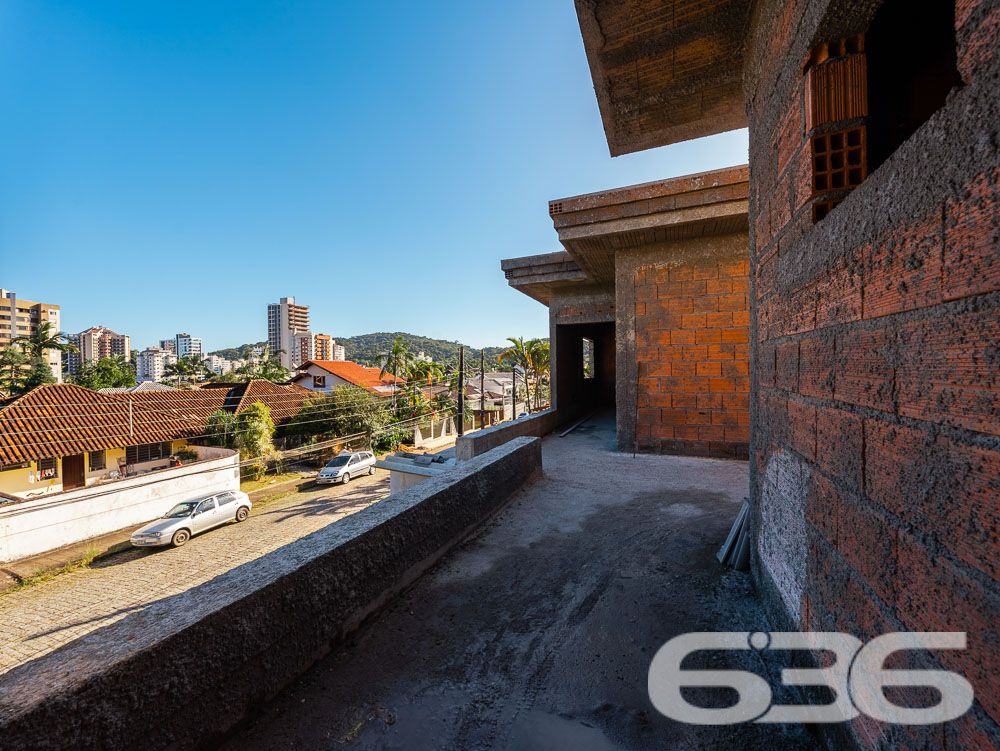 UMA RESIDÊNCIA DE LUXO ESPERANDO POR VOCÊ!

Seja bem-vindo ao seu novo lar, onde o conforto e a elegância se encontram! Com ambientes amplos, acabamento de alto padrão e mais de 250m² de área construída, esta casa é o sonho de quem busca viver com requinte.

A casa oferece uma suíte master com closet, uma suíte e mais 2 dormitórios, proporcionando espaço de sobra para toda a família. A garagem coberta comporta até 3 carros e ainda possui um ponto de carregamento elétrico, tornando esta residência ideal para quem valoriza um estilo de vida sustentável.

As espaçosas e iluminadas salas de estar e jantar tornam cada momento do seu dia a dia um verdadeiro prazer. A cozinha integrada à churrasqueira permite que você cozinhe enquanto socializa com seus entes queridos. Além disso, a área de serviço conta com um depósito com porta externa e espaço para os botijões de gás, facilitando a organização da casa.

O acabamento é simplesmente deslumbrante, com piso porcelanato e laminado de madeira, teto em gesso e uma escada em porcelanato com detalhes em granito. O guarda-corpo e o corrimão em aço inoxidável adicionam um toque moderno e sofisticado. A casa também está equipada com infraestrutura para alarme, proporcionando segurança e tranquilidade em todos os momentos.

O terreno, murado e com sistema de drenagem, possui uma área total de 1250m², dos quais 327,75m² foram utilizados para a construção da casa. Nos fundos da residência, há uma área de 91,26m² pronta para ser aproveitada. Com uma área de reserva de vegetação de 845m², você desfrutará de um ambiente tranquilo e harmonioso em meio à natureza.

Não deixe escapar a oportunidade de viver em uma casa tão extraordinária quanto esta! Agende agora mesmo sua visita e comece a desfrutar da qualidade de vida que você merece!

Entre em contato conosco para saber mais:
Telefone: (47) 3451-0636
WhatsApp: (47) 99190-0636

Imobiliária 636.