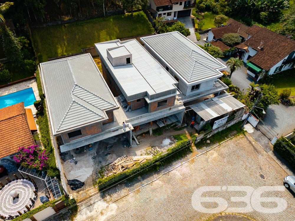 UMA RESIDÊNCIA DE LUXO ESPERANDO POR VOCÊ!

Seja bem-vindo ao seu novo lar, onde o conforto e a elegância se encontram! Com ambientes amplos, acabamento de alto padrão e mais de 250m² de área construída, esta casa é o sonho de quem busca viver com requinte.

A casa oferece uma suíte master com closet, uma suíte e mais 2 dormitórios, proporcionando espaço de sobra para toda a família. A garagem coberta comporta até 3 carros e ainda possui um ponto de carregamento elétrico, tornando esta residência ideal para quem valoriza um estilo de vida sustentável.

As espaçosas e iluminadas salas de estar e jantar tornam cada momento do seu dia a dia um verdadeiro prazer. A cozinha integrada à churrasqueira permite que você cozinhe enquanto socializa com seus entes queridos. Além disso, a área de serviço conta com um depósito com porta externa e espaço para os botijões de gás, facilitando a organização da casa.

O acabamento é simplesmente deslumbrante, com piso porcelanato e laminado de madeira, teto em gesso e uma escada em porcelanato com detalhes em granito. O guarda-corpo e o corrimão em aço inoxidável adicionam um toque moderno e sofisticado. A casa também está equipada com infraestrutura para alarme, proporcionando segurança e tranquilidade em todos os momentos.

O terreno, murado e com sistema de drenagem, possui uma área total de 1250m², dos quais 327,75m² foram utilizados para a construção da casa. Nos fundos da residência, há uma área de 91,26m² pronta para ser aproveitada. Com uma área de reserva de vegetação de 845m², você desfrutará de um ambiente tranquilo e harmonioso em meio à natureza.

Não deixe escapar a oportunidade de viver em uma casa tão extraordinária quanto esta! Agende agora mesmo sua visita e comece a desfrutar da qualidade de vida que você merece!

Entre em contato conosco para saber mais:
Telefone: (47) 3451-0636
WhatsApp: (47) 99190-0636

Imobiliária 636.