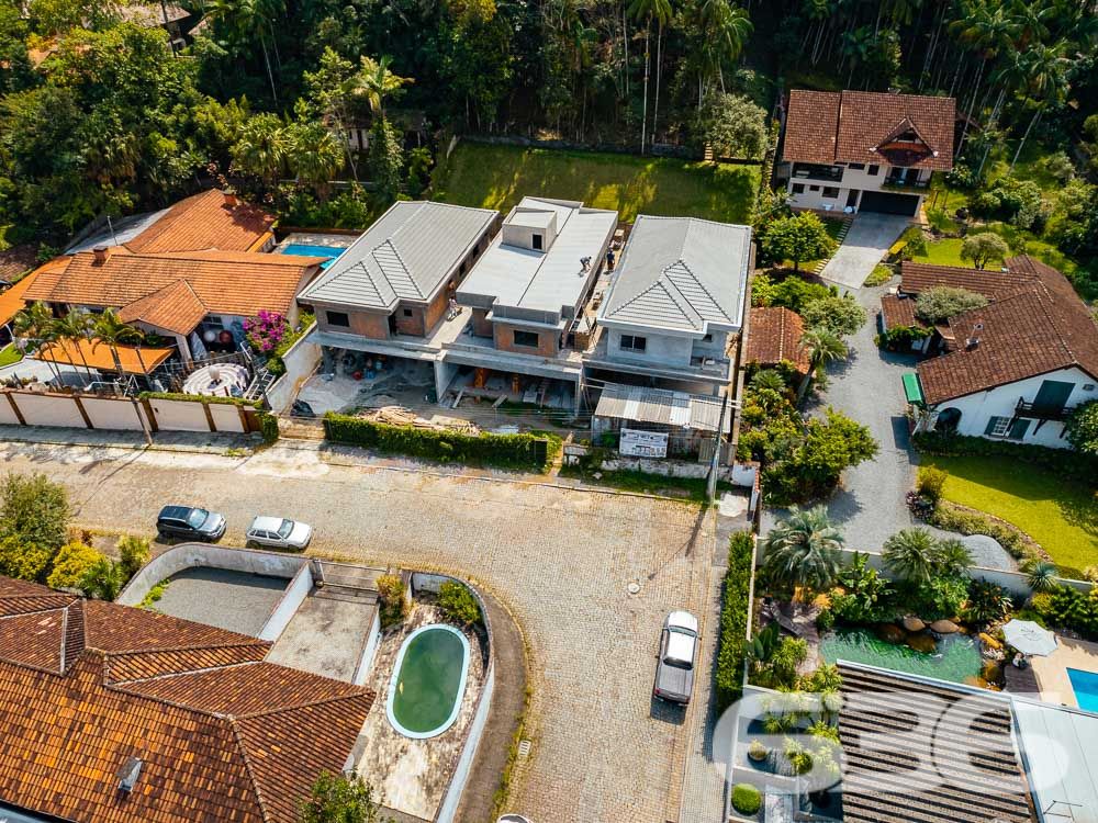 UMA RESIDÊNCIA DE LUXO ESPERANDO POR VOCÊ!

Seja bem-vindo ao seu novo lar, onde o conforto e a elegância se encontram! Com ambientes amplos, acabamento de alto padrão e mais de 250m² de área construída, esta casa é o sonho de quem busca viver com requinte.

A casa oferece uma suíte master com closet, uma suíte e mais 2 dormitórios, proporcionando espaço de sobra para toda a família. A garagem coberta comporta até 3 carros e ainda possui um ponto de carregamento elétrico, tornando esta residência ideal para quem valoriza um estilo de vida sustentável.

As espaçosas e iluminadas salas de estar e jantar tornam cada momento do seu dia a dia um verdadeiro prazer. A cozinha integrada à churrasqueira permite que você cozinhe enquanto socializa com seus entes queridos. Além disso, a área de serviço conta com um depósito com porta externa e espaço para os botijões de gás, facilitando a organização da casa.

O acabamento é simplesmente deslumbrante, com piso porcelanato e laminado de madeira, teto em gesso e uma escada em porcelanato com detalhes em granito. O guarda-corpo e o corrimão em aço inoxidável adicionam um toque moderno e sofisticado. A casa também está equipada com infraestrutura para alarme, proporcionando segurança e tranquilidade em todos os momentos.

O terreno, murado e com sistema de drenagem, possui uma área total de 1250m², dos quais 327,75m² foram utilizados para a construção da casa. Nos fundos da residência, há uma área de 91,26m² pronta para ser aproveitada. Com uma área de reserva de vegetação de 845m², você desfrutará de um ambiente tranquilo e harmonioso em meio à natureza.

Não deixe escapar a oportunidade de viver em uma casa tão extraordinária quanto esta! Agende agora mesmo sua visita e comece a desfrutar da qualidade de vida que você merece!

Entre em contato conosco para saber mais:
Telefone: (47) 3451-0636
WhatsApp: (47) 99190-0636

Imobiliária 636.