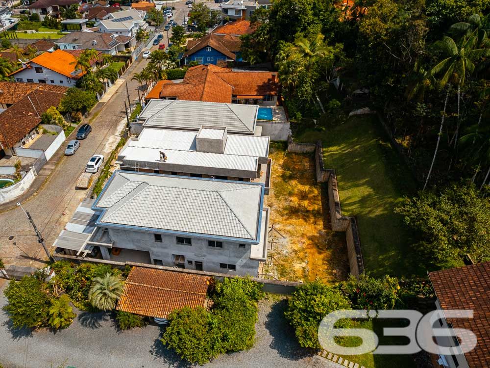 UMA RESIDÊNCIA DE LUXO ESPERANDO POR VOCÊ!

Seja bem-vindo ao seu novo lar, onde o conforto e a elegância se encontram! Com ambientes amplos, acabamento de alto padrão e mais de 250m² de área construída, esta casa é o sonho de quem busca viver com requinte.

A casa oferece uma suíte master com closet, uma suíte e mais 2 dormitórios, proporcionando espaço de sobra para toda a família. A garagem coberta comporta até 3 carros e ainda possui um ponto de carregamento elétrico, tornando esta residência ideal para quem valoriza um estilo de vida sustentável.

As espaçosas e iluminadas salas de estar e jantar tornam cada momento do seu dia a dia um verdadeiro prazer. A cozinha integrada à churrasqueira permite que você cozinhe enquanto socializa com seus entes queridos. Além disso, a área de serviço conta com um depósito com porta externa e espaço para os botijões de gás, facilitando a organização da casa.

O acabamento é simplesmente deslumbrante, com piso porcelanato e laminado de madeira, teto em gesso e uma escada em porcelanato com detalhes em granito. O guarda-corpo e o corrimão em aço inoxidável adicionam um toque moderno e sofisticado. A casa também está equipada com infraestrutura para alarme, proporcionando segurança e tranquilidade em todos os momentos.

O terreno, murado e com sistema de drenagem, possui uma área total de 1250m², dos quais 327,75m² foram utilizados para a construção da casa. Nos fundos da residência, há uma área de 91,26m² pronta para ser aproveitada. Com uma área de reserva de vegetação de 845m², você desfrutará de um ambiente tranquilo e harmonioso em meio à natureza.

Não deixe escapar a oportunidade de viver em uma casa tão extraordinária quanto esta! Agende agora mesmo sua visita e comece a desfrutar da qualidade de vida que você merece!

Entre em contato conosco para saber mais:
Telefone: (47) 3451-0636
WhatsApp: (47) 99190-0636

Imobiliária 636.