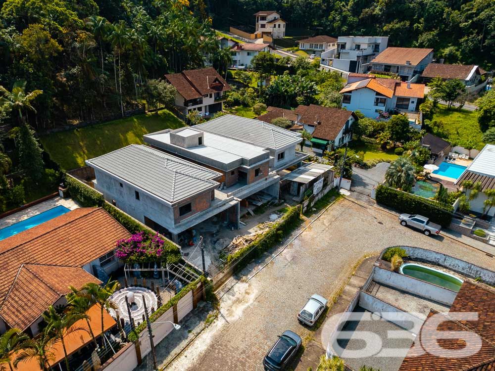 UMA RESIDÊNCIA DE LUXO ESPERANDO POR VOCÊ!

Seja bem-vindo ao seu novo lar, onde o conforto e a elegância se encontram! Com ambientes amplos, acabamento de alto padrão e mais de 250m² de área construída, esta casa é o sonho de quem busca viver com requinte.

A casa oferece uma suíte master com closet, uma suíte e mais 2 dormitórios, proporcionando espaço de sobra para toda a família. A garagem coberta comporta até 3 carros e ainda possui um ponto de carregamento elétrico, tornando esta residência ideal para quem valoriza um estilo de vida sustentável.

As espaçosas e iluminadas salas de estar e jantar tornam cada momento do seu dia a dia um verdadeiro prazer. A cozinha integrada à churrasqueira permite que você cozinhe enquanto socializa com seus entes queridos. Além disso, a área de serviço conta com um depósito com porta externa e espaço para os botijões de gás, facilitando a organização da casa.

O acabamento é simplesmente deslumbrante, com piso porcelanato e laminado de madeira, teto em gesso e uma escada em porcelanato com detalhes em granito. O guarda-corpo e o corrimão em aço inoxidável adicionam um toque moderno e sofisticado. A casa também está equipada com infraestrutura para alarme, proporcionando segurança e tranquilidade em todos os momentos.

O terreno, murado e com sistema de drenagem, possui uma área total de 1250m², dos quais 327,75m² foram utilizados para a construção da casa. Nos fundos da residência, há uma área de 91,26m² pronta para ser aproveitada. Com uma área de reserva de vegetação de 845m², você desfrutará de um ambiente tranquilo e harmonioso em meio à natureza.

Não deixe escapar a oportunidade de viver em uma casa tão extraordinária quanto esta! Agende agora mesmo sua visita e comece a desfrutar da qualidade de vida que você merece!

Entre em contato conosco para saber mais:
Telefone: (47) 3451-0636
WhatsApp: (47) 99190-0636

Imobiliária 636.