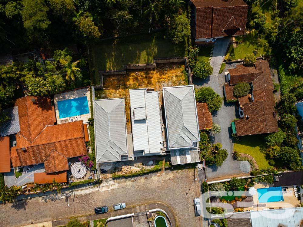 UMA RESIDÊNCIA DE LUXO ESPERANDO POR VOCÊ!

Seja bem-vindo ao seu novo lar, onde o conforto e a elegância se encontram! Com ambientes amplos, acabamento de alto padrão e mais de 250m² de área construída, esta casa é o sonho de quem busca viver com requinte.

A casa oferece uma suíte master com closet, uma suíte e mais 2 dormitórios, proporcionando espaço de sobra para toda a família. A garagem coberta comporta até 3 carros e ainda possui um ponto de carregamento elétrico, tornando esta residência ideal para quem valoriza um estilo de vida sustentável.

As espaçosas e iluminadas salas de estar e jantar tornam cada momento do seu dia a dia um verdadeiro prazer. A cozinha integrada à churrasqueira permite que você cozinhe enquanto socializa com seus entes queridos. Além disso, a área de serviço conta com um depósito com porta externa e espaço para os botijões de gás, facilitando a organização da casa.

O acabamento é simplesmente deslumbrante, com piso porcelanato e laminado de madeira, teto em gesso e uma escada em porcelanato com detalhes em granito. O guarda-corpo e o corrimão em aço inoxidável adicionam um toque moderno e sofisticado. A casa também está equipada com infraestrutura para alarme, proporcionando segurança e tranquilidade em todos os momentos.

O terreno, murado e com sistema de drenagem, possui uma área total de 1250m², dos quais 327,75m² foram utilizados para a construção da casa. Nos fundos da residência, há uma área de 91,26m² pronta para ser aproveitada. Com uma área de reserva de vegetação de 845m², você desfrutará de um ambiente tranquilo e harmonioso em meio à natureza.

Não deixe escapar a oportunidade de viver em uma casa tão extraordinária quanto esta! Agende agora mesmo sua visita e comece a desfrutar da qualidade de vida que você merece!

Entre em contato conosco para saber mais:
Telefone: (47) 3451-0636
WhatsApp: (47) 99190-0636

Imobiliária 636.