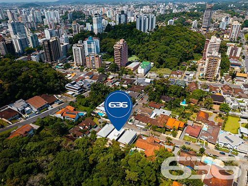 UMA RESIDÊNCIA DE LUXO ESPERANDO POR VOCÊ!

Seja bem-vindo ao seu novo lar, onde o conforto e a elegância se encontram! Com ambientes amplos, acabamento de alto padrão e mais de 250m² de área construída, esta casa é o sonho de quem busca viver com requinte.

A casa oferece uma suíte master com closet, uma suíte e mais 2 dormitórios, proporcionando espaço de sobra para toda a família. A garagem coberta comporta até 3 carros e ainda possui um ponto de carregamento elétrico, tornando esta residência ideal para quem valoriza um estilo de vida sustentável.

As espaçosas e iluminadas salas de estar e jantar tornam cada momento do seu dia a dia um verdadeiro prazer. A cozinha integrada à churrasqueira permite que você cozinhe enquanto socializa com seus entes queridos. Além disso, a área de serviço conta com um depósito com porta externa e espaço para os botijões de gás, facilitando a organização da casa.

O acabamento é simplesmente deslumbrante, com piso porcelanato e laminado de madeira, teto em gesso e uma escada em porcelanato com detalhes em granito. O guarda-corpo e o corrimão em aço inoxidável adicionam um toque moderno e sofisticado. A casa também está equipada com infraestrutura para alarme, proporcionando segurança e tranquilidade em todos os momentos.

O terreno, murado e com sistema de drenagem, possui uma área total de 1250m², dos quais 327,75m² foram utilizados para a construção da casa. Nos fundos da residência, há uma área de 91,26m² pronta para ser aproveitada. Com uma área de reserva de vegetação de 845m², você desfrutará de um ambiente tranquilo e harmonioso em meio à natureza.

Não deixe escapar a oportunidade de viver em uma casa tão extraordinária quanto esta! Agende agora mesmo sua visita e comece a desfrutar da qualidade de vida que você merece!

Entre em contato conosco para saber mais:
Telefone: (47) 3451-0636
WhatsApp: (47) 99190-0636

Imobiliária 636.