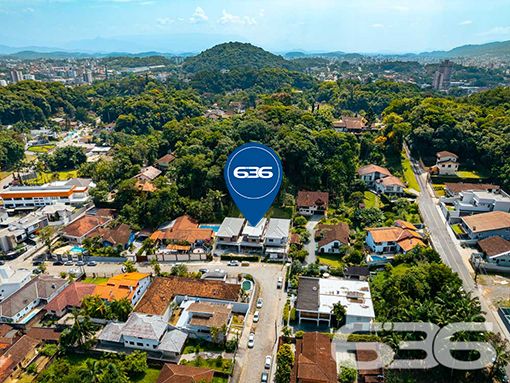 UMA RESIDÊNCIA DE LUXO ESPERANDO POR VOCÊ!

Seja bem-vindo ao seu novo lar, onde o conforto e a elegância se encontram! Com ambientes amplos, acabamento de alto padrão e mais de 250m² de área construída, esta casa é o sonho de quem busca viver com requinte.

A casa oferece uma suíte master com closet, uma suíte e mais 2 dormitórios, proporcionando espaço de sobra para toda a família. A garagem coberta comporta até 3 carros e ainda possui um ponto de carregamento elétrico, tornando esta residência ideal para quem valoriza um estilo de vida sustentável.

As espaçosas e iluminadas salas de estar e jantar tornam cada momento do seu dia a dia um verdadeiro prazer. A cozinha integrada à churrasqueira permite que você cozinhe enquanto socializa com seus entes queridos. Além disso, a área de serviço conta com um depósito com porta externa e espaço para os botijões de gás, facilitando a organização da casa.

O acabamento é simplesmente deslumbrante, com piso porcelanato e laminado de madeira, teto em gesso e uma escada em porcelanato com detalhes em granito. O guarda-corpo e o corrimão em aço inoxidável adicionam um toque moderno e sofisticado. A casa também está equipada com infraestrutura para alarme, proporcionando segurança e tranquilidade em todos os momentos.

O terreno, murado e com sistema de drenagem, possui uma área total de 1250m², dos quais 327,75m² foram utilizados para a construção da casa. Nos fundos da residência, há uma área de 91,26m² pronta para ser aproveitada. Com uma área de reserva de vegetação de 845m², você desfrutará de um ambiente tranquilo e harmonioso em meio à natureza.

Não deixe escapar a oportunidade de viver em uma casa tão extraordinária quanto esta! Agende agora mesmo sua visita e comece a desfrutar da qualidade de vida que você merece!

Entre em contato conosco para saber mais:
Telefone: (47) 3451-0636
WhatsApp: (47) 99190-0636

Imobiliária 636.