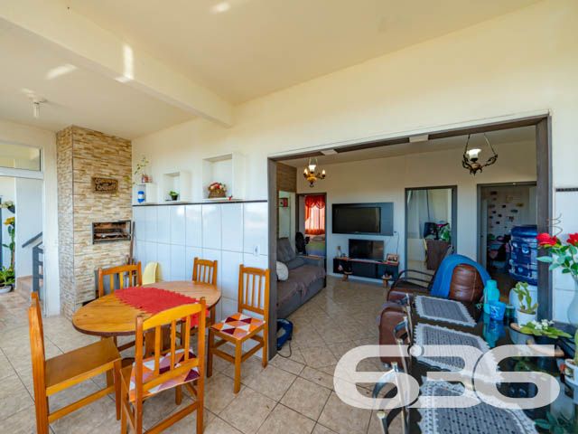 Apresentamos uma propriedade excepcional, localizada em Balneário Barra do Sul, no bairro Salinas, um dos locais mais tranquilos e acolhedores para se viver.
Detalhes do Imóvel:
Com um design interior elegante, esta casa possui 9 dormitórios aconchegantes, 6 banheiros completos, 6 amplas salas de estar e 6 cozinhas modernas com copa, todas conjugadas. Além disso, inclui 4 sacadas com vistas deslumbrantes, ideais para apreciar os belos entardeceres. A suíte vem equipada com um closet espaçoso, proporcionando privacidade e conforto.
Exterior e Vistas:
Garagem: 3 vagas descobertas e 4 cobertas
Uma das grandes vantagens deste imóvel são suas generosas sacadas, oferecendo uma vista serena para o litoral e o cenário verdejante que cerca a propriedade, permitindo uma integração sem igual com a natureza.
Qualidade e Conforto:
A residência dispõe de acabamentos de alta qualidade e uma arquitetura que otimiza o espaço e a luz natural, criando ambientes calorosos e convidativos.
Este imóvel não apenas representa um lugar para morar, mas sim uma oportunidade para viver em um ambiente de serenidade e beleza, perto das belezas naturais de Balneário Barra do Sul. Com sua localização estratégica, oferece fácil acesso a comércios, serviços e, claro, ao espetacular litoral catarinense.
Para Mais Informações e Agendamento de Visitas:
Entre em contato com a 636 Negócios Imobiliários e descubra mais sobre este incrível sobrado que pode ser o próximo capítulo da sua vida. Sua grande oportunidade de morar bem com luxo, conforto e tranquilidade está aqui.
636 Negócios Imobiliários - Mais de 30 anos de excelência no mercado imobiliário.
636 NEGÓCIOS IMOBILIÁRIOS: A SUA MELHOR ESCOLHA
Com mais de 30 anos de experiência, a 636 Negócios Imobiliários é sua parceira ideal para encontrar o imóvel perfeito. Estamos prontos para ajudá-lo a fazer deste imóvel o seu novo lar.
Telefone: (47) 3451-0636
WhatsApp: (47) 99190-0636
Não perca esta oportunidade única. Visite nosso site para mais informações: i636.com.br