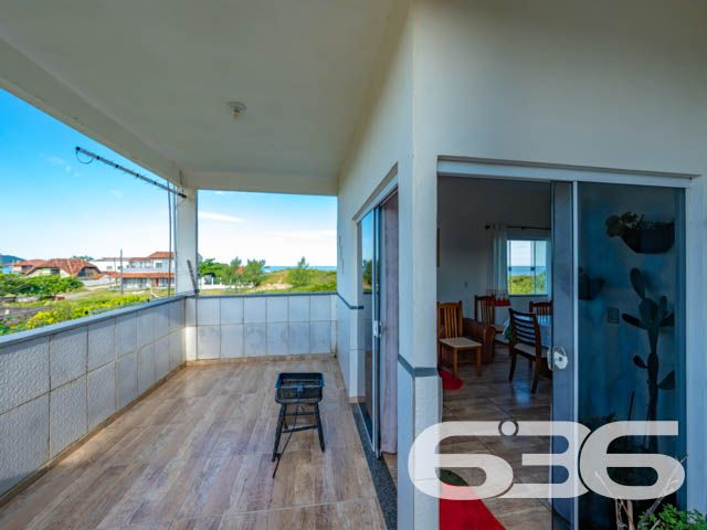 Apresentamos uma propriedade excepcional, localizada em Balneário Barra do Sul, no bairro Salinas, um dos locais mais tranquilos e acolhedores para se viver.
Detalhes do Imóvel:
Com um design interior elegante, esta casa possui 9 dormitórios aconchegantes, 6 banheiros completos, 6 amplas salas de estar e 6 cozinhas modernas com copa, todas conjugadas. Além disso, inclui 4 sacadas com vistas deslumbrantes, ideais para apreciar os belos entardeceres. A suíte vem equipada com um closet espaçoso, proporcionando privacidade e conforto.
Exterior e Vistas:
Garagem: 3 vagas descobertas e 4 cobertas
Uma das grandes vantagens deste imóvel são suas generosas sacadas, oferecendo uma vista serena para o litoral e o cenário verdejante que cerca a propriedade, permitindo uma integração sem igual com a natureza.
Qualidade e Conforto:
A residência dispõe de acabamentos de alta qualidade e uma arquitetura que otimiza o espaço e a luz natural, criando ambientes calorosos e convidativos.
Este imóvel não apenas representa um lugar para morar, mas sim uma oportunidade para viver em um ambiente de serenidade e beleza, perto das belezas naturais de Balneário Barra do Sul. Com sua localização estratégica, oferece fácil acesso a comércios, serviços e, claro, ao espetacular litoral catarinense.
Para Mais Informações e Agendamento de Visitas:
Entre em contato com a 636 Negócios Imobiliários e descubra mais sobre este incrível sobrado que pode ser o próximo capítulo da sua vida. Sua grande oportunidade de morar bem com luxo, conforto e tranquilidade está aqui.
636 Negócios Imobiliários - Mais de 30 anos de excelência no mercado imobiliário.
636 NEGÓCIOS IMOBILIÁRIOS: A SUA MELHOR ESCOLHA
Com mais de 30 anos de experiência, a 636 Negócios Imobiliários é sua parceira ideal para encontrar o imóvel perfeito. Estamos prontos para ajudá-lo a fazer deste imóvel o seu novo lar.
Telefone: (47) 3451-0636
WhatsApp: (47) 99190-0636
Não perca esta oportunidade única. Visite nosso site para mais informações: i636.com.br