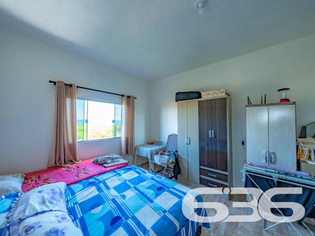 Apresentamos uma propriedade excepcional, localizada em Balneário Barra do Sul, no bairro Salinas, um dos locais mais tranquilos e acolhedores para se viver.
Detalhes do Imóvel:
Com um design interior elegante, esta casa possui 9 dormitórios aconchegantes, 6 banheiros completos, 6 amplas salas de estar e 6 cozinhas modernas com copa, todas conjugadas. Além disso, inclui 4 sacadas com vistas deslumbrantes, ideais para apreciar os belos entardeceres. A suíte vem equipada com um closet espaçoso, proporcionando privacidade e conforto.
Exterior e Vistas:
Garagem: 3 vagas descobertas e 4 cobertas
Uma das grandes vantagens deste imóvel são suas generosas sacadas, oferecendo uma vista serena para o litoral e o cenário verdejante que cerca a propriedade, permitindo uma integração sem igual com a natureza.
Qualidade e Conforto:
A residência dispõe de acabamentos de alta qualidade e uma arquitetura que otimiza o espaço e a luz natural, criando ambientes calorosos e convidativos.
Este imóvel não apenas representa um lugar para morar, mas sim uma oportunidade para viver em um ambiente de serenidade e beleza, perto das belezas naturais de Balneário Barra do Sul. Com sua localização estratégica, oferece fácil acesso a comércios, serviços e, claro, ao espetacular litoral catarinense.
Para Mais Informações e Agendamento de Visitas:
Entre em contato com a 636 Negócios Imobiliários e descubra mais sobre este incrível sobrado que pode ser o próximo capítulo da sua vida. Sua grande oportunidade de morar bem com luxo, conforto e tranquilidade está aqui.
636 Negócios Imobiliários - Mais de 30 anos de excelência no mercado imobiliário.
636 NEGÓCIOS IMOBILIÁRIOS: A SUA MELHOR ESCOLHA
Com mais de 30 anos de experiência, a 636 Negócios Imobiliários é sua parceira ideal para encontrar o imóvel perfeito. Estamos prontos para ajudá-lo a fazer deste imóvel o seu novo lar.
Telefone: (47) 3451-0636
WhatsApp: (47) 99190-0636
Não perca esta oportunidade única. Visite nosso site para mais informações: i636.com.br