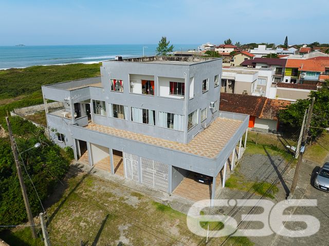 Apresentamos uma propriedade excepcional, localizada em Balneário Barra do Sul, no bairro Salinas, um dos locais mais tranquilos e acolhedores para se viver.
Detalhes do Imóvel:
Com um design interior elegante, esta casa possui 9 dormitórios aconchegantes, 6 banheiros completos, 6 amplas salas de estar e 6 cozinhas modernas com copa, todas conjugadas. Além disso, inclui 4 sacadas com vistas deslumbrantes, ideais para apreciar os belos entardeceres. A suíte vem equipada com um closet espaçoso, proporcionando privacidade e conforto.
Exterior e Vistas:
Garagem: 3 vagas descobertas e 4 cobertas
Uma das grandes vantagens deste imóvel são suas generosas sacadas, oferecendo uma vista serena para o litoral e o cenário verdejante que cerca a propriedade, permitindo uma integração sem igual com a natureza.
Qualidade e Conforto:
A residência dispõe de acabamentos de alta qualidade e uma arquitetura que otimiza o espaço e a luz natural, criando ambientes calorosos e convidativos.
Este imóvel não apenas representa um lugar para morar, mas sim uma oportunidade para viver em um ambiente de serenidade e beleza, perto das belezas naturais de Balneário Barra do Sul. Com sua localização estratégica, oferece fácil acesso a comércios, serviços e, claro, ao espetacular litoral catarinense.
Para Mais Informações e Agendamento de Visitas:
Entre em contato com a 636 Negócios Imobiliários e descubra mais sobre este incrível sobrado que pode ser o próximo capítulo da sua vida. Sua grande oportunidade de morar bem com luxo, conforto e tranquilidade está aqui.
636 Negócios Imobiliários - Mais de 30 anos de excelência no mercado imobiliário.
636 NEGÓCIOS IMOBILIÁRIOS: A SUA MELHOR ESCOLHA
Com mais de 30 anos de experiência, a 636 Negócios Imobiliários é sua parceira ideal para encontrar o imóvel perfeito. Estamos prontos para ajudá-lo a fazer deste imóvel o seu novo lar.
Telefone: (47) 3451-0636
WhatsApp: (47) 99190-0636
Não perca esta oportunidade única. Visite nosso site para mais informações: i636.com.br