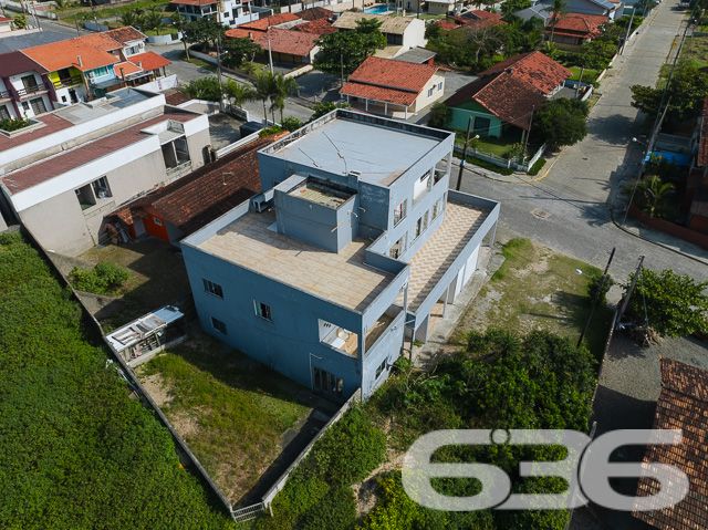Apresentamos uma propriedade excepcional, localizada em Balneário Barra do Sul, no bairro Salinas, um dos locais mais tranquilos e acolhedores para se viver.
Detalhes do Imóvel:
Com um design interior elegante, esta casa possui 9 dormitórios aconchegantes, 6 banheiros completos, 6 amplas salas de estar e 6 cozinhas modernas com copa, todas conjugadas. Além disso, inclui 4 sacadas com vistas deslumbrantes, ideais para apreciar os belos entardeceres. A suíte vem equipada com um closet espaçoso, proporcionando privacidade e conforto.
Exterior e Vistas:
Garagem: 3 vagas descobertas e 4 cobertas
Uma das grandes vantagens deste imóvel são suas generosas sacadas, oferecendo uma vista serena para o litoral e o cenário verdejante que cerca a propriedade, permitindo uma integração sem igual com a natureza.
Qualidade e Conforto:
A residência dispõe de acabamentos de alta qualidade e uma arquitetura que otimiza o espaço e a luz natural, criando ambientes calorosos e convidativos.
Este imóvel não apenas representa um lugar para morar, mas sim uma oportunidade para viver em um ambiente de serenidade e beleza, perto das belezas naturais de Balneário Barra do Sul. Com sua localização estratégica, oferece fácil acesso a comércios, serviços e, claro, ao espetacular litoral catarinense.
Para Mais Informações e Agendamento de Visitas:
Entre em contato com a 636 Negócios Imobiliários e descubra mais sobre este incrível sobrado que pode ser o próximo capítulo da sua vida. Sua grande oportunidade de morar bem com luxo, conforto e tranquilidade está aqui.
636 Negócios Imobiliários - Mais de 30 anos de excelência no mercado imobiliário.
636 NEGÓCIOS IMOBILIÁRIOS: A SUA MELHOR ESCOLHA
Com mais de 30 anos de experiência, a 636 Negócios Imobiliários é sua parceira ideal para encontrar o imóvel perfeito. Estamos prontos para ajudá-lo a fazer deste imóvel o seu novo lar.
Telefone: (47) 3451-0636
WhatsApp: (47) 99190-0636
Não perca esta oportunidade única. Visite nosso site para mais informações: i636.com.br