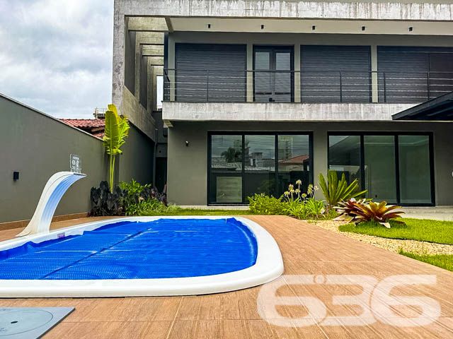 Apresentamos esta belíssima residência localizada em Itacolomi, Balneário Piçarras, Santa Catarina, que exemplifica um refúgio ideal para quem busca um equilíbrio perfeito entre design moderno e conforto sofisticado. Esta casa não apenas oferece qualidade de vida elevada, mas também se situa a apenas uma curta distância da praia, combinando conveniência com serenidade.
Esta residência se destaca por seu projeto arquitetônico impressionante que inclui dois pavimentos de puro requinte. A área construída de 200 m² é meticulosamente planejada para maximizar o espaço e a luz natural.
No interior, a casa é composta por uma suíte, duas demi-suítes e três banheiros completos. A residência também dispõe de uma garagem coberta para dois veículos, garantindo praticidade para o dia a dia. A sala de estar e jantar se integra harmoniosamente com a cozinha, formando um ambiente acolhedor para reuniões familiares e sociais. Além disso, a casa inclui uma despensa espaçosa e uma área de serviço separada.
Externamente, a propriedade é um verdadeiro oásis. A piscina e o jardim meticulosamente cuidado oferecem um retiro privativo ao ar livre, ideal para relaxar e entreter convidados. A área gourmet é um verdadeiro destaque, integrada com a cozinha e uma churrasqueira externa, perfeita para desfrutar do clima litorâneo durante o ano todo. Complementando o exterior, um pergolado cobre o abrigo para carros, enquanto o muro alto proporciona segurança e privacidade.
Descubra o potencial completo desta residência exclusiva, um lar onde cada detalhe é um reflexo de qualidade e sofisticação. Aguardamos o seu contato para agendar uma visita e mostrar por que este imóvel é o espaço ideal para começar um novo capítulo em sua vida. Venha viver onde cada dia é um privilégio, em um dos bairros mais desejados de Balneário Piçarras.
636 NEGÓCIOS IMOBILIÁRIOS: A SUA MELHOR ESCOLHA
Com mais de 30 anos de experiência, a 636 Negócios Imobiliários é sua parceira ideal para encontrar o imóvel perfeito. Estamos prontos para ajudá-lo a fazer deste imóvel o seu novo lar.
Telefone: (47) 3451-0636
WhatsApp: (47) 99190-0636
Não perca esta oportunidade única. Visite nosso site para mais informações: i636.com.br