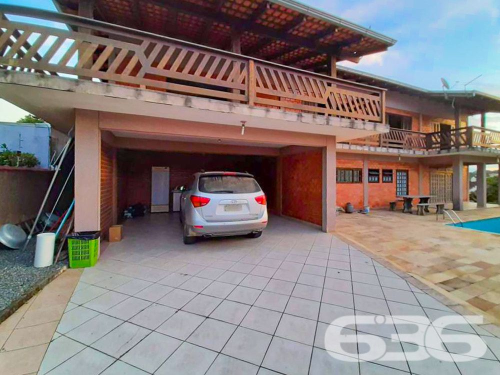 OPORTUNIDADE DE  SOBRADO COM 3 QUARTOS NO BAIRRO FLORESTA EM JOINVILLE

Um excelente imóvel com muito espaço, conforto e tranquilidade, esta é a opção perfeita para você. Este sobrado amplo e elegante oferece muito espaço para toda a família, com 400m² de área construída sobre um terreno de 600m².

Localizado em uma esquina tranquila e sossegada do bairro Floresta em Joinville, este imóvel é um verdadeiro tesouro para aqueles que valorizam a paz e a privacidade.

A casa é composta por 3 dormitórios, uma espaçosa sala de estar, cozinha, despensa, 2 banheiros, área de serviço e área de festas com churrasqueira, além de uma linda piscina. Há ainda sacadas, garagem coberta e um belo jardim, tornando este sobrado ainda mais atraente. O terreno é totalmente murado e possui portão eletrônico, garantindo ainda mais segurança e privacidade.

Este sobrado é uma excelente opção para quem busca conforto e espaço para a família, além de estar situado em um bairro muito tranquilo e sossegado. Com uma ótima localização, este imóvel fica próximo a diversos comércios, serviços e vias de acesso, facilitando muito a sua rotina diária.

Não perca esta oportunidade única e agende já uma visita para conhecer este lindo sobrado!

Fale conosco e saiba mais:
Telefone: (47) 3451-0636
WhatsApp: (47) 99190-0636

Imobiliária 636.