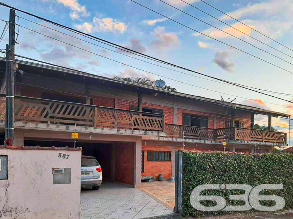 OPORTUNIDADE DE  SOBRADO COM 3 QUARTOS NO BAIRRO FLORESTA EM JOINVILLE

Um excelente imóvel com muito espaço, conforto e tranquilidade, esta é a opção perfeita para você. Este sobrado amplo e elegante oferece muito espaço para toda a família, com 400m² de área construída sobre um terreno de 600m².

Localizado em uma esquina tranquila e sossegada do bairro Floresta em Joinville, este imóvel é um verdadeiro tesouro para aqueles que valorizam a paz e a privacidade.

A casa é composta por 3 dormitórios, uma espaçosa sala de estar, cozinha, despensa, 2 banheiros, área de serviço e área de festas com churrasqueira, além de uma linda piscina. Há ainda sacadas, garagem coberta e um belo jardim, tornando este sobrado ainda mais atraente. O terreno é totalmente murado e possui portão eletrônico, garantindo ainda mais segurança e privacidade.

Este sobrado é uma excelente opção para quem busca conforto e espaço para a família, além de estar situado em um bairro muito tranquilo e sossegado. Com uma ótima localização, este imóvel fica próximo a diversos comércios, serviços e vias de acesso, facilitando muito a sua rotina diária.

Não perca esta oportunidade única e agende já uma visita para conhecer este lindo sobrado!

Fale conosco e saiba mais:
Telefone: (47) 3451-0636
WhatsApp: (47) 99190-0636

Imobiliária 636.