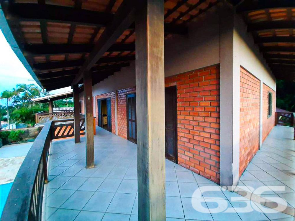 OPORTUNIDADE DE  SOBRADO COM 3 QUARTOS NO BAIRRO FLORESTA EM JOINVILLE

Um excelente imóvel com muito espaço, conforto e tranquilidade, esta é a opção perfeita para você. Este sobrado amplo e elegante oferece muito espaço para toda a família, com 400m² de área construída sobre um terreno de 600m².

Localizado em uma esquina tranquila e sossegada do bairro Floresta em Joinville, este imóvel é um verdadeiro tesouro para aqueles que valorizam a paz e a privacidade.

A casa é composta por 3 dormitórios, uma espaçosa sala de estar, cozinha, despensa, 2 banheiros, área de serviço e área de festas com churrasqueira, além de uma linda piscina. Há ainda sacadas, garagem coberta e um belo jardim, tornando este sobrado ainda mais atraente. O terreno é totalmente murado e possui portão eletrônico, garantindo ainda mais segurança e privacidade.

Este sobrado é uma excelente opção para quem busca conforto e espaço para a família, além de estar situado em um bairro muito tranquilo e sossegado. Com uma ótima localização, este imóvel fica próximo a diversos comércios, serviços e vias de acesso, facilitando muito a sua rotina diária.

Não perca esta oportunidade única e agende já uma visita para conhecer este lindo sobrado!

Fale conosco e saiba mais:
Telefone: (47) 3451-0636
WhatsApp: (47) 99190-0636

Imobiliária 636.