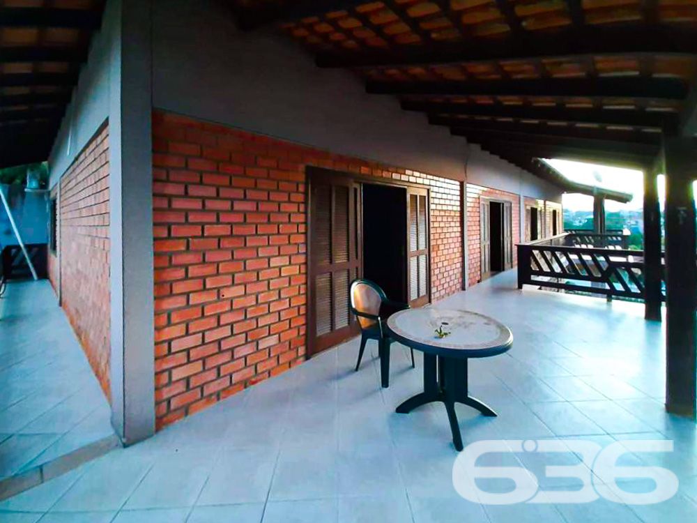 OPORTUNIDADE DE  SOBRADO COM 3 QUARTOS NO BAIRRO FLORESTA EM JOINVILLE

Um excelente imóvel com muito espaço, conforto e tranquilidade, esta é a opção perfeita para você. Este sobrado amplo e elegante oferece muito espaço para toda a família, com 400m² de área construída sobre um terreno de 600m².

Localizado em uma esquina tranquila e sossegada do bairro Floresta em Joinville, este imóvel é um verdadeiro tesouro para aqueles que valorizam a paz e a privacidade.

A casa é composta por 3 dormitórios, uma espaçosa sala de estar, cozinha, despensa, 2 banheiros, área de serviço e área de festas com churrasqueira, além de uma linda piscina. Há ainda sacadas, garagem coberta e um belo jardim, tornando este sobrado ainda mais atraente. O terreno é totalmente murado e possui portão eletrônico, garantindo ainda mais segurança e privacidade.

Este sobrado é uma excelente opção para quem busca conforto e espaço para a família, além de estar situado em um bairro muito tranquilo e sossegado. Com uma ótima localização, este imóvel fica próximo a diversos comércios, serviços e vias de acesso, facilitando muito a sua rotina diária.

Não perca esta oportunidade única e agende já uma visita para conhecer este lindo sobrado!

Fale conosco e saiba mais:
Telefone: (47) 3451-0636
WhatsApp: (47) 99190-0636

Imobiliária 636.