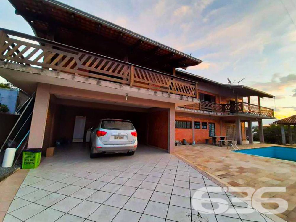 OPORTUNIDADE DE  SOBRADO COM 3 QUARTOS NO BAIRRO FLORESTA EM JOINVILLE

Um excelente imóvel com muito espaço, conforto e tranquilidade, esta é a opção perfeita para você. Este sobrado amplo e elegante oferece muito espaço para toda a família, com 400m² de área construída sobre um terreno de 600m².

Localizado em uma esquina tranquila e sossegada do bairro Floresta em Joinville, este imóvel é um verdadeiro tesouro para aqueles que valorizam a paz e a privacidade.

A casa é composta por 3 dormitórios, uma espaçosa sala de estar, cozinha, despensa, 2 banheiros, área de serviço e área de festas com churrasqueira, além de uma linda piscina. Há ainda sacadas, garagem coberta e um belo jardim, tornando este sobrado ainda mais atraente. O terreno é totalmente murado e possui portão eletrônico, garantindo ainda mais segurança e privacidade.

Este sobrado é uma excelente opção para quem busca conforto e espaço para a família, além de estar situado em um bairro muito tranquilo e sossegado. Com uma ótima localização, este imóvel fica próximo a diversos comércios, serviços e vias de acesso, facilitando muito a sua rotina diária.

Não perca esta oportunidade única e agende já uma visita para conhecer este lindo sobrado!

Fale conosco e saiba mais:
Telefone: (47) 3451-0636
WhatsApp: (47) 99190-0636

Imobiliária 636.