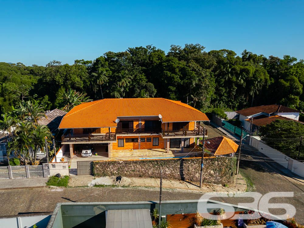 OPORTUNIDADE DE  SOBRADO COM 3 QUARTOS NO BAIRRO FLORESTA EM JOINVILLE

Um excelente imóvel com muito espaço, conforto e tranquilidade, esta é a opção perfeita para você. Este sobrado amplo e elegante oferece muito espaço para toda a família, com 400m² de área construída sobre um terreno de 600m².

Localizado em uma esquina tranquila e sossegada do bairro Floresta em Joinville, este imóvel é um verdadeiro tesouro para aqueles que valorizam a paz e a privacidade.

A casa é composta por 3 dormitórios, uma espaçosa sala de estar, cozinha, despensa, 2 banheiros, área de serviço e área de festas com churrasqueira, além de uma linda piscina. Há ainda sacadas, garagem coberta e um belo jardim, tornando este sobrado ainda mais atraente. O terreno é totalmente murado e possui portão eletrônico, garantindo ainda mais segurança e privacidade.

Este sobrado é uma excelente opção para quem busca conforto e espaço para a família, além de estar situado em um bairro muito tranquilo e sossegado. Com uma ótima localização, este imóvel fica próximo a diversos comércios, serviços e vias de acesso, facilitando muito a sua rotina diária.

Não perca esta oportunidade única e agende já uma visita para conhecer este lindo sobrado!

Fale conosco e saiba mais:
Telefone: (47) 3451-0636
WhatsApp: (47) 99190-0636

Imobiliária 636.