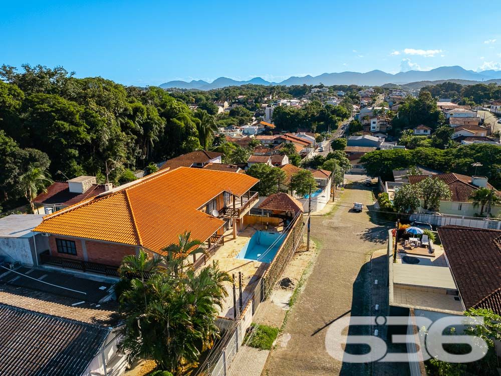 OPORTUNIDADE DE  SOBRADO COM 3 QUARTOS NO BAIRRO FLORESTA EM JOINVILLE

Um excelente imóvel com muito espaço, conforto e tranquilidade, esta é a opção perfeita para você. Este sobrado amplo e elegante oferece muito espaço para toda a família, com 400m² de área construída sobre um terreno de 600m².

Localizado em uma esquina tranquila e sossegada do bairro Floresta em Joinville, este imóvel é um verdadeiro tesouro para aqueles que valorizam a paz e a privacidade.

A casa é composta por 3 dormitórios, uma espaçosa sala de estar, cozinha, despensa, 2 banheiros, área de serviço e área de festas com churrasqueira, além de uma linda piscina. Há ainda sacadas, garagem coberta e um belo jardim, tornando este sobrado ainda mais atraente. O terreno é totalmente murado e possui portão eletrônico, garantindo ainda mais segurança e privacidade.

Este sobrado é uma excelente opção para quem busca conforto e espaço para a família, além de estar situado em um bairro muito tranquilo e sossegado. Com uma ótima localização, este imóvel fica próximo a diversos comércios, serviços e vias de acesso, facilitando muito a sua rotina diária.

Não perca esta oportunidade única e agende já uma visita para conhecer este lindo sobrado!

Fale conosco e saiba mais:
Telefone: (47) 3451-0636
WhatsApp: (47) 99190-0636

Imobiliária 636.