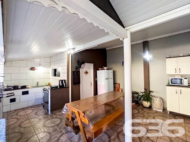 LINDA RESIDÊNCIA SITUADA EM ÓTIMA LOCALIZAÇÃO NA PRAIA DE UBATUBA EM SÃO FRANCISCO DO SUL - ESTUDA PERMUTA
Esta casa encantadora está localizada a uma curta distância da lagoa, com uma conveniente saída para embarcações a apenas 50 metros de distância. Então, se você sonha em viver próximo à lagoa de Ubatuba e desfrutar de momentos incríveis junto à natureza, temos o imóvel perfeito para você!
Com uma área construída de 195m² sobre um amplo terreno de 321,50m², esta propriedade oferece todo o espaço e conforto que você e sua família merecem. Com 3 dormitórios, há espaço para todos desfrutarem de momentos de privacidade e descanso. Além disso, a casa conta com 2 cozinhas, perfeitas para os amantes da culinária explorarem suas habilidades gastronômicas.
Os ambientes da casa são aconchegantes e bem distribuídos. A sala de estar e a sala íntima proporcionam espaços ideais para reunir-se com a família e amigos, seja para relaxar ou para momentos de descontração. Além disso, há uma despensa para armazenar mantimentos e outros itens.
Um dos destaques desta casa é a piscina, perfeita para refrescar-se nos dias ensolarados e aproveitar momentos de lazer ao ar livre. E para os amantes de churrasco, a área de festas com churrasqueira oferece o espaço ideal para reunir todos e desfrutar de refeições saborosas em meio à natureza.
Para acomodar seus veículos com segurança, a casa conta com uma garagem coberta para 2 carros, proporcionando tranquilidade e comodidade.
Não perca a oportunidade de viver em um lugar privilegiado! Entre em contato conosco agora mesmo para obter mais informações e agendar uma visita a essa encantadora propriedade. Seja bem-vindo ao seu novo lar!
Fale conosco e saiba mais:
Telefone: (47) 3448-3636
WhatsApp: (47) 99190-0636
Imobiliária 636.