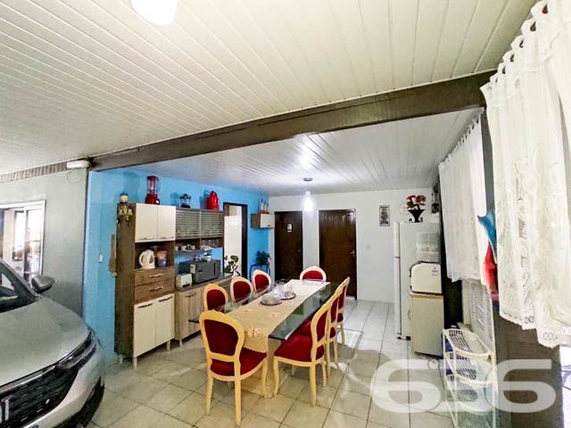 LINDA RESIDÊNCIA SITUADA EM ÓTIMA LOCALIZAÇÃO NA PRAIA DE UBATUBA EM SÃO FRANCISCO DO SUL - ESTUDA PERMUTA
Esta casa encantadora está localizada a uma curta distância da lagoa, com uma conveniente saída para embarcações a apenas 50 metros de distância. Então, se você sonha em viver próximo à lagoa de Ubatuba e desfrutar de momentos incríveis junto à natureza, temos o imóvel perfeito para você!
Com uma área construída de 195m² sobre um amplo terreno de 321,50m², esta propriedade oferece todo o espaço e conforto que você e sua família merecem. Com 3 dormitórios, há espaço para todos desfrutarem de momentos de privacidade e descanso. Além disso, a casa conta com 2 cozinhas, perfeitas para os amantes da culinária explorarem suas habilidades gastronômicas.
Os ambientes da casa são aconchegantes e bem distribuídos. A sala de estar e a sala íntima proporcionam espaços ideais para reunir-se com a família e amigos, seja para relaxar ou para momentos de descontração. Além disso, há uma despensa para armazenar mantimentos e outros itens.
Um dos destaques desta casa é a piscina, perfeita para refrescar-se nos dias ensolarados e aproveitar momentos de lazer ao ar livre. E para os amantes de churrasco, a área de festas com churrasqueira oferece o espaço ideal para reunir todos e desfrutar de refeições saborosas em meio à natureza.
Para acomodar seus veículos com segurança, a casa conta com uma garagem coberta para 2 carros, proporcionando tranquilidade e comodidade.
Não perca a oportunidade de viver em um lugar privilegiado! Entre em contato conosco agora mesmo para obter mais informações e agendar uma visita a essa encantadora propriedade. Seja bem-vindo ao seu novo lar!
Fale conosco e saiba mais:
Telefone: (47) 3448-3636
WhatsApp: (47) 99190-0636
Imobiliária 636.