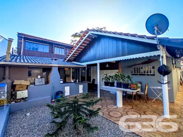 LINDA RESIDÊNCIA SITUADA EM ÓTIMA LOCALIZAÇÃO NA PRAIA DE UBATUBA EM SÃO FRANCISCO DO SUL - ESTUDA PERMUTA
Esta casa encantadora está localizada a uma curta distância da lagoa, com uma conveniente saída para embarcações a apenas 50 metros de distância. Então, se você sonha em viver próximo à lagoa de Ubatuba e desfrutar de momentos incríveis junto à natureza, temos o imóvel perfeito para você!
Com uma área construída de 195m² sobre um amplo terreno de 321,50m², esta propriedade oferece todo o espaço e conforto que você e sua família merecem. Com 3 dormitórios, há espaço para todos desfrutarem de momentos de privacidade e descanso. Além disso, a casa conta com 2 cozinhas, perfeitas para os amantes da culinária explorarem suas habilidades gastronômicas.
Os ambientes da casa são aconchegantes e bem distribuídos. A sala de estar e a sala íntima proporcionam espaços ideais para reunir-se com a família e amigos, seja para relaxar ou para momentos de descontração. Além disso, há uma despensa para armazenar mantimentos e outros itens.
Um dos destaques desta casa é a piscina, perfeita para refrescar-se nos dias ensolarados e aproveitar momentos de lazer ao ar livre. E para os amantes de churrasco, a área de festas com churrasqueira oferece o espaço ideal para reunir todos e desfrutar de refeições saborosas em meio à natureza.
Para acomodar seus veículos com segurança, a casa conta com uma garagem coberta para 2 carros, proporcionando tranquilidade e comodidade.
Não perca a oportunidade de viver em um lugar privilegiado! Entre em contato conosco agora mesmo para obter mais informações e agendar uma visita a essa encantadora propriedade. Seja bem-vindo ao seu novo lar!
Fale conosco e saiba mais:
Telefone: (47) 3448-3636
WhatsApp: (47) 99190-0636
Imobiliária 636.