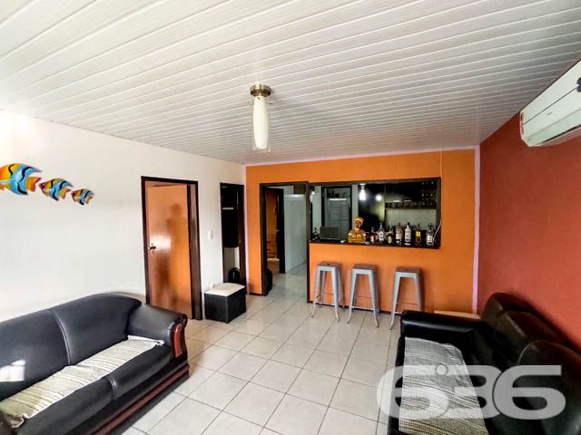 LINDA RESIDÊNCIA SITUADA EM ÓTIMA LOCALIZAÇÃO NA PRAIA DE UBATUBA EM SÃO FRANCISCO DO SUL - ESTUDA PERMUTA
Esta casa encantadora está localizada a uma curta distância da lagoa, com uma conveniente saída para embarcações a apenas 50 metros de distância. Então, se você sonha em viver próximo à lagoa de Ubatuba e desfrutar de momentos incríveis junto à natureza, temos o imóvel perfeito para você!
Com uma área construída de 195m² sobre um amplo terreno de 321,50m², esta propriedade oferece todo o espaço e conforto que você e sua família merecem. Com 3 dormitórios, há espaço para todos desfrutarem de momentos de privacidade e descanso. Além disso, a casa conta com 2 cozinhas, perfeitas para os amantes da culinária explorarem suas habilidades gastronômicas.
Os ambientes da casa são aconchegantes e bem distribuídos. A sala de estar e a sala íntima proporcionam espaços ideais para reunir-se com a família e amigos, seja para relaxar ou para momentos de descontração. Além disso, há uma despensa para armazenar mantimentos e outros itens.
Um dos destaques desta casa é a piscina, perfeita para refrescar-se nos dias ensolarados e aproveitar momentos de lazer ao ar livre. E para os amantes de churrasco, a área de festas com churrasqueira oferece o espaço ideal para reunir todos e desfrutar de refeições saborosas em meio à natureza.
Para acomodar seus veículos com segurança, a casa conta com uma garagem coberta para 2 carros, proporcionando tranquilidade e comodidade.
Não perca a oportunidade de viver em um lugar privilegiado! Entre em contato conosco agora mesmo para obter mais informações e agendar uma visita a essa encantadora propriedade. Seja bem-vindo ao seu novo lar!
Fale conosco e saiba mais:
Telefone: (47) 3448-3636
WhatsApp: (47) 99190-0636
Imobiliária 636.