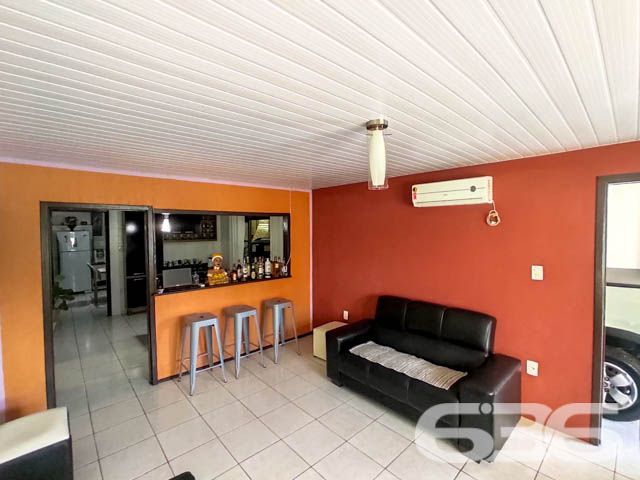 LINDA RESIDÊNCIA SITUADA EM ÓTIMA LOCALIZAÇÃO NA PRAIA DE UBATUBA EM SÃO FRANCISCO DO SUL - ESTUDA PERMUTA
Esta casa encantadora está localizada a uma curta distância da lagoa, com uma conveniente saída para embarcações a apenas 50 metros de distância. Então, se você sonha em viver próximo à lagoa de Ubatuba e desfrutar de momentos incríveis junto à natureza, temos o imóvel perfeito para você!
Com uma área construída de 195m² sobre um amplo terreno de 321,50m², esta propriedade oferece todo o espaço e conforto que você e sua família merecem. Com 3 dormitórios, há espaço para todos desfrutarem de momentos de privacidade e descanso. Além disso, a casa conta com 2 cozinhas, perfeitas para os amantes da culinária explorarem suas habilidades gastronômicas.
Os ambientes da casa são aconchegantes e bem distribuídos. A sala de estar e a sala íntima proporcionam espaços ideais para reunir-se com a família e amigos, seja para relaxar ou para momentos de descontração. Além disso, há uma despensa para armazenar mantimentos e outros itens.
Um dos destaques desta casa é a piscina, perfeita para refrescar-se nos dias ensolarados e aproveitar momentos de lazer ao ar livre. E para os amantes de churrasco, a área de festas com churrasqueira oferece o espaço ideal para reunir todos e desfrutar de refeições saborosas em meio à natureza.
Para acomodar seus veículos com segurança, a casa conta com uma garagem coberta para 2 carros, proporcionando tranquilidade e comodidade.
Não perca a oportunidade de viver em um lugar privilegiado! Entre em contato conosco agora mesmo para obter mais informações e agendar uma visita a essa encantadora propriedade. Seja bem-vindo ao seu novo lar!
Fale conosco e saiba mais:
Telefone: (47) 3448-3636
WhatsApp: (47) 99190-0636
Imobiliária 636.