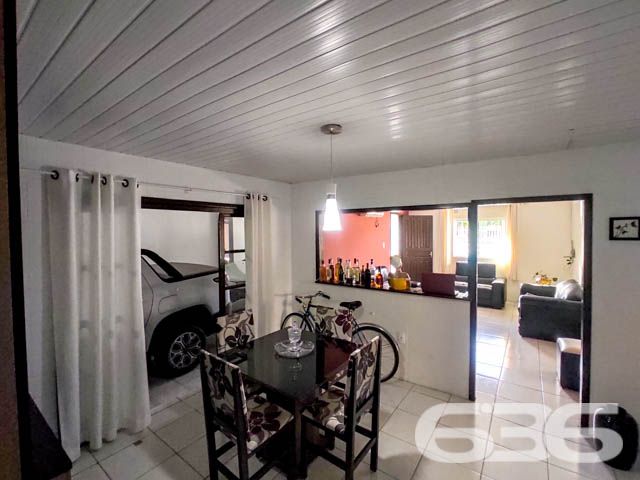 LINDA RESIDÊNCIA SITUADA EM ÓTIMA LOCALIZAÇÃO NA PRAIA DE UBATUBA EM SÃO FRANCISCO DO SUL - ESTUDA PERMUTA
Esta casa encantadora está localizada a uma curta distância da lagoa, com uma conveniente saída para embarcações a apenas 50 metros de distância. Então, se você sonha em viver próximo à lagoa de Ubatuba e desfrutar de momentos incríveis junto à natureza, temos o imóvel perfeito para você!
Com uma área construída de 195m² sobre um amplo terreno de 321,50m², esta propriedade oferece todo o espaço e conforto que você e sua família merecem. Com 3 dormitórios, há espaço para todos desfrutarem de momentos de privacidade e descanso. Além disso, a casa conta com 2 cozinhas, perfeitas para os amantes da culinária explorarem suas habilidades gastronômicas.
Os ambientes da casa são aconchegantes e bem distribuídos. A sala de estar e a sala íntima proporcionam espaços ideais para reunir-se com a família e amigos, seja para relaxar ou para momentos de descontração. Além disso, há uma despensa para armazenar mantimentos e outros itens.
Um dos destaques desta casa é a piscina, perfeita para refrescar-se nos dias ensolarados e aproveitar momentos de lazer ao ar livre. E para os amantes de churrasco, a área de festas com churrasqueira oferece o espaço ideal para reunir todos e desfrutar de refeições saborosas em meio à natureza.
Para acomodar seus veículos com segurança, a casa conta com uma garagem coberta para 2 carros, proporcionando tranquilidade e comodidade.
Não perca a oportunidade de viver em um lugar privilegiado! Entre em contato conosco agora mesmo para obter mais informações e agendar uma visita a essa encantadora propriedade. Seja bem-vindo ao seu novo lar!
Fale conosco e saiba mais:
Telefone: (47) 3448-3636
WhatsApp: (47) 99190-0636
Imobiliária 636.