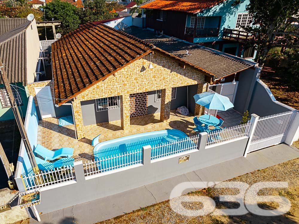LINDA RESIDÊNCIA SITUADA EM ÓTIMA LOCALIZAÇÃO NA PRAIA DE UBATUBA EM SÃO FRANCISCO DO SUL - ESTUDA PERMUTA
Esta casa encantadora está localizada a uma curta distância da lagoa, com uma conveniente saída para embarcações a apenas 50 metros de distância. Então, se você sonha em viver próximo à lagoa de Ubatuba e desfrutar de momentos incríveis junto à natureza, temos o imóvel perfeito para você!
Com uma área construída de 195m² sobre um amplo terreno de 321,50m², esta propriedade oferece todo o espaço e conforto que você e sua família merecem. Com 3 dormitórios, há espaço para todos desfrutarem de momentos de privacidade e descanso. Além disso, a casa conta com 2 cozinhas, perfeitas para os amantes da culinária explorarem suas habilidades gastronômicas.
Os ambientes da casa são aconchegantes e bem distribuídos. A sala de estar e a sala íntima proporcionam espaços ideais para reunir-se com a família e amigos, seja para relaxar ou para momentos de descontração. Além disso, há uma despensa para armazenar mantimentos e outros itens.
Um dos destaques desta casa é a piscina, perfeita para refrescar-se nos dias ensolarados e aproveitar momentos de lazer ao ar livre. E para os amantes de churrasco, a área de festas com churrasqueira oferece o espaço ideal para reunir todos e desfrutar de refeições saborosas em meio à natureza.
Para acomodar seus veículos com segurança, a casa conta com uma garagem coberta para 2 carros, proporcionando tranquilidade e comodidade.
Não perca a oportunidade de viver em um lugar privilegiado! Entre em contato conosco agora mesmo para obter mais informações e agendar uma visita a essa encantadora propriedade. Seja bem-vindo ao seu novo lar!
Fale conosco e saiba mais:
Telefone: (47) 3448-3636
WhatsApp: (47) 99190-0636
Imobiliária 636.