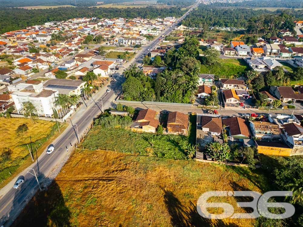 AMPLO TERRENO À VENDA NO BAIRRO NOVA BRASÍLIA
Atenção, investidores e empreendedores! Apresentamos um terreno excepcional no bairro Nova Brasília, em Joinville. Essa é a oportunidade que você estava esperando para colocar em prática seu projeto dos sonhos. Com uma área total de 1065,12m², esse terreno é simplesmente amplo e perfeito para construir o que você desejar.
Com 19 metros de frente e 53 metros em ambos os lados, esse lote possui uma dimensão privilegiada que permite diversas possibilidades de construção. Sua topografia plana e regular facilita o desenvolvimento de projetos arquitetônicos, tornando o processo mais ágil e econômico.
Localizado em uma rua pavimentada, ele oferece comodidade e acessibilidade. Você estará próximo a escolas, mercados, lojas comerciais e uma variedade de serviços, facilitando a vida diária e garantindo conveniência aos futuros moradores ou usuários do empreendimento.
Além disso, a proximidade com a BR-101 é uma vantagem estratégica para qualquer tipo de negócio, proporcionando um acesso rápido e fácil para diferentes regiões da cidade e até mesmo para outras localidades.
Essa é a sua chance de investir em um terreno com enorme potencial de valorização e aproveitar a oportunidade de criar algo verdadeiramente especial. Seja para construir um empreendimento comercial, uma residência de alto padrão ou até mesmo um projeto personalizado, as possibilidades são infinitas.
Não perca mais tempo e agarre essa oportunidade única. Agende uma visita ao terreno e comece a planejar seu futuro agora mesmo.
Lembre-se, terrenos como esse são raros e muito disputados. Aproveite essa chance de fazer parte do desenvolvimento e crescimento dessa região promissora. O sucesso está ao seu alcance.
Fale conosco e saiba mais:
Telefone: (47) 3451-0636
WhatsApp: (47) 99190-0636
Imobiliária 636.