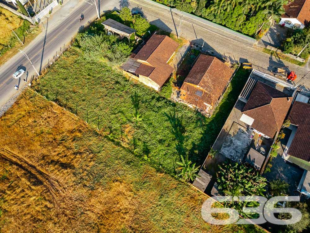 AMPLO TERRENO À VENDA NO BAIRRO NOVA BRASÍLIA
Atenção, investidores e empreendedores! Apresentamos um terreno excepcional no bairro Nova Brasília, em Joinville. Essa é a oportunidade que você estava esperando para colocar em prática seu projeto dos sonhos. Com uma área total de 1065,12m², esse terreno é simplesmente amplo e perfeito para construir o que você desejar.
Com 19 metros de frente e 53 metros em ambos os lados, esse lote possui uma dimensão privilegiada que permite diversas possibilidades de construção. Sua topografia plana e regular facilita o desenvolvimento de projetos arquitetônicos, tornando o processo mais ágil e econômico.
Localizado em uma rua pavimentada, ele oferece comodidade e acessibilidade. Você estará próximo a escolas, mercados, lojas comerciais e uma variedade de serviços, facilitando a vida diária e garantindo conveniência aos futuros moradores ou usuários do empreendimento.
Além disso, a proximidade com a BR-101 é uma vantagem estratégica para qualquer tipo de negócio, proporcionando um acesso rápido e fácil para diferentes regiões da cidade e até mesmo para outras localidades.
Essa é a sua chance de investir em um terreno com enorme potencial de valorização e aproveitar a oportunidade de criar algo verdadeiramente especial. Seja para construir um empreendimento comercial, uma residência de alto padrão ou até mesmo um projeto personalizado, as possibilidades são infinitas.
Não perca mais tempo e agarre essa oportunidade única. Agende uma visita ao terreno e comece a planejar seu futuro agora mesmo.
Lembre-se, terrenos como esse são raros e muito disputados. Aproveite essa chance de fazer parte do desenvolvimento e crescimento dessa região promissora. O sucesso está ao seu alcance.
Fale conosco e saiba mais:
Telefone: (47) 3451-0636
WhatsApp: (47) 99190-0636
Imobiliária 636.