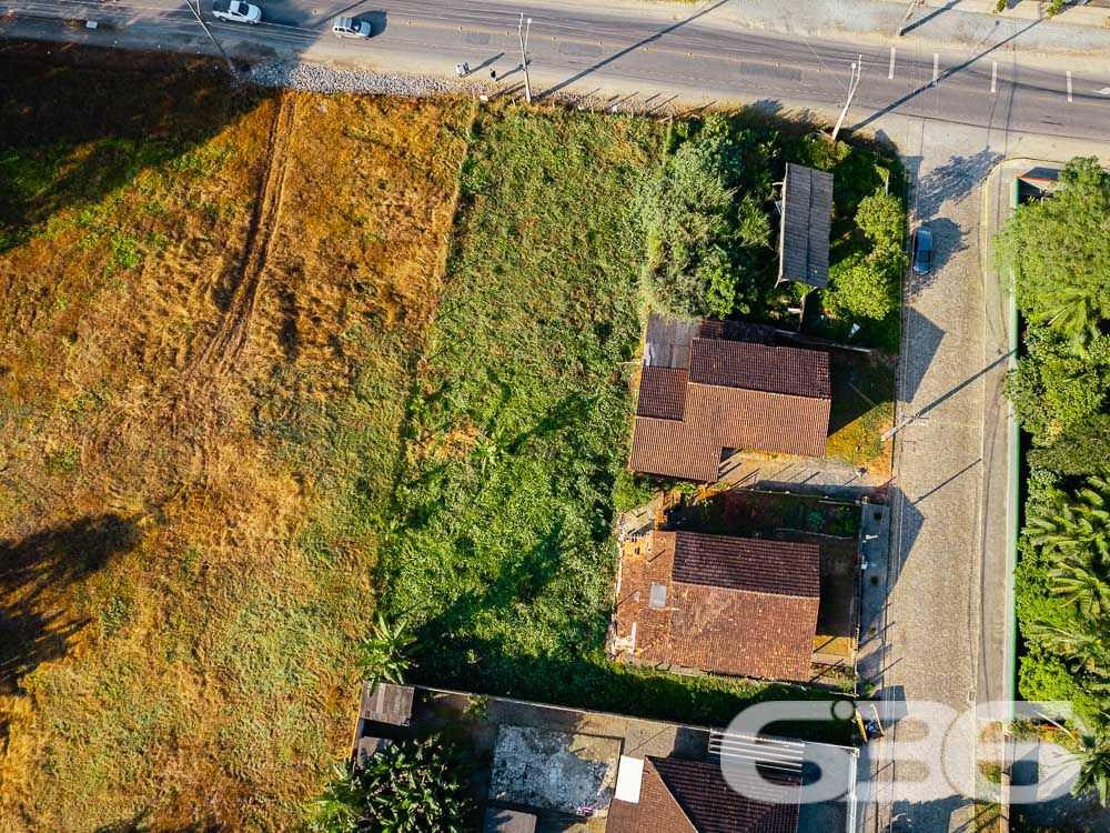 AMPLO TERRENO À VENDA NO BAIRRO NOVA BRASÍLIA
Atenção, investidores e empreendedores! Apresentamos um terreno excepcional no bairro Nova Brasília, em Joinville. Essa é a oportunidade que você estava esperando para colocar em prática seu projeto dos sonhos. Com uma área total de 1065,12m², esse terreno é simplesmente amplo e perfeito para construir o que você desejar.
Com 19 metros de frente e 53 metros em ambos os lados, esse lote possui uma dimensão privilegiada que permite diversas possibilidades de construção. Sua topografia plana e regular facilita o desenvolvimento de projetos arquitetônicos, tornando o processo mais ágil e econômico.
Localizado em uma rua pavimentada, ele oferece comodidade e acessibilidade. Você estará próximo a escolas, mercados, lojas comerciais e uma variedade de serviços, facilitando a vida diária e garantindo conveniência aos futuros moradores ou usuários do empreendimento.
Além disso, a proximidade com a BR-101 é uma vantagem estratégica para qualquer tipo de negócio, proporcionando um acesso rápido e fácil para diferentes regiões da cidade e até mesmo para outras localidades.
Essa é a sua chance de investir em um terreno com enorme potencial de valorização e aproveitar a oportunidade de criar algo verdadeiramente especial. Seja para construir um empreendimento comercial, uma residência de alto padrão ou até mesmo um projeto personalizado, as possibilidades são infinitas.
Não perca mais tempo e agarre essa oportunidade única. Agende uma visita ao terreno e comece a planejar seu futuro agora mesmo.
Lembre-se, terrenos como esse são raros e muito disputados. Aproveite essa chance de fazer parte do desenvolvimento e crescimento dessa região promissora. O sucesso está ao seu alcance.
Fale conosco e saiba mais:
Telefone: (47) 3451-0636
WhatsApp: (47) 99190-0636
Imobiliária 636.