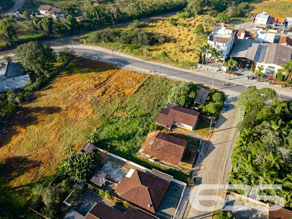 AMPLO TERRENO À VENDA NO BAIRRO NOVA BRASÍLIA
Atenção, investidores e empreendedores! Apresentamos um terreno excepcional no bairro Nova Brasília, em Joinville. Essa é a oportunidade que você estava esperando para colocar em prática seu projeto dos sonhos. Com uma área total de 1065,12m², esse terreno é simplesmente amplo e perfeito para construir o que você desejar.
Com 19 metros de frente e 53 metros em ambos os lados, esse lote possui uma dimensão privilegiada que permite diversas possibilidades de construção. Sua topografia plana e regular facilita o desenvolvimento de projetos arquitetônicos, tornando o processo mais ágil e econômico.
Localizado em uma rua pavimentada, ele oferece comodidade e acessibilidade. Você estará próximo a escolas, mercados, lojas comerciais e uma variedade de serviços, facilitando a vida diária e garantindo conveniência aos futuros moradores ou usuários do empreendimento.
Além disso, a proximidade com a BR-101 é uma vantagem estratégica para qualquer tipo de negócio, proporcionando um acesso rápido e fácil para diferentes regiões da cidade e até mesmo para outras localidades.
Essa é a sua chance de investir em um terreno com enorme potencial de valorização e aproveitar a oportunidade de criar algo verdadeiramente especial. Seja para construir um empreendimento comercial, uma residência de alto padrão ou até mesmo um projeto personalizado, as possibilidades são infinitas.
Não perca mais tempo e agarre essa oportunidade única. Agende uma visita ao terreno e comece a planejar seu futuro agora mesmo.
Lembre-se, terrenos como esse são raros e muito disputados. Aproveite essa chance de fazer parte do desenvolvimento e crescimento dessa região promissora. O sucesso está ao seu alcance.
Fale conosco e saiba mais:
Telefone: (47) 3451-0636
WhatsApp: (47) 99190-0636
Imobiliária 636.