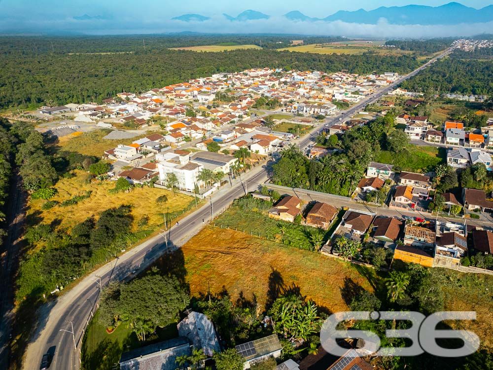 AMPLO TERRENO À VENDA NO BAIRRO NOVA BRASÍLIA
Atenção, investidores e empreendedores! Apresentamos um terreno excepcional no bairro Nova Brasília, em Joinville. Essa é a oportunidade que você estava esperando para colocar em prática seu projeto dos sonhos. Com uma área total de 1065,12m², esse terreno é simplesmente amplo e perfeito para construir o que você desejar.
Com 19 metros de frente e 53 metros em ambos os lados, esse lote possui uma dimensão privilegiada que permite diversas possibilidades de construção. Sua topografia plana e regular facilita o desenvolvimento de projetos arquitetônicos, tornando o processo mais ágil e econômico.
Localizado em uma rua pavimentada, ele oferece comodidade e acessibilidade. Você estará próximo a escolas, mercados, lojas comerciais e uma variedade de serviços, facilitando a vida diária e garantindo conveniência aos futuros moradores ou usuários do empreendimento.
Além disso, a proximidade com a BR-101 é uma vantagem estratégica para qualquer tipo de negócio, proporcionando um acesso rápido e fácil para diferentes regiões da cidade e até mesmo para outras localidades.
Essa é a sua chance de investir em um terreno com enorme potencial de valorização e aproveitar a oportunidade de criar algo verdadeiramente especial. Seja para construir um empreendimento comercial, uma residência de alto padrão ou até mesmo um projeto personalizado, as possibilidades são infinitas.
Não perca mais tempo e agarre essa oportunidade única. Agende uma visita ao terreno e comece a planejar seu futuro agora mesmo.
Lembre-se, terrenos como esse são raros e muito disputados. Aproveite essa chance de fazer parte do desenvolvimento e crescimento dessa região promissora. O sucesso está ao seu alcance.
Fale conosco e saiba mais:
Telefone: (47) 3451-0636
WhatsApp: (47) 99190-0636
Imobiliária 636.