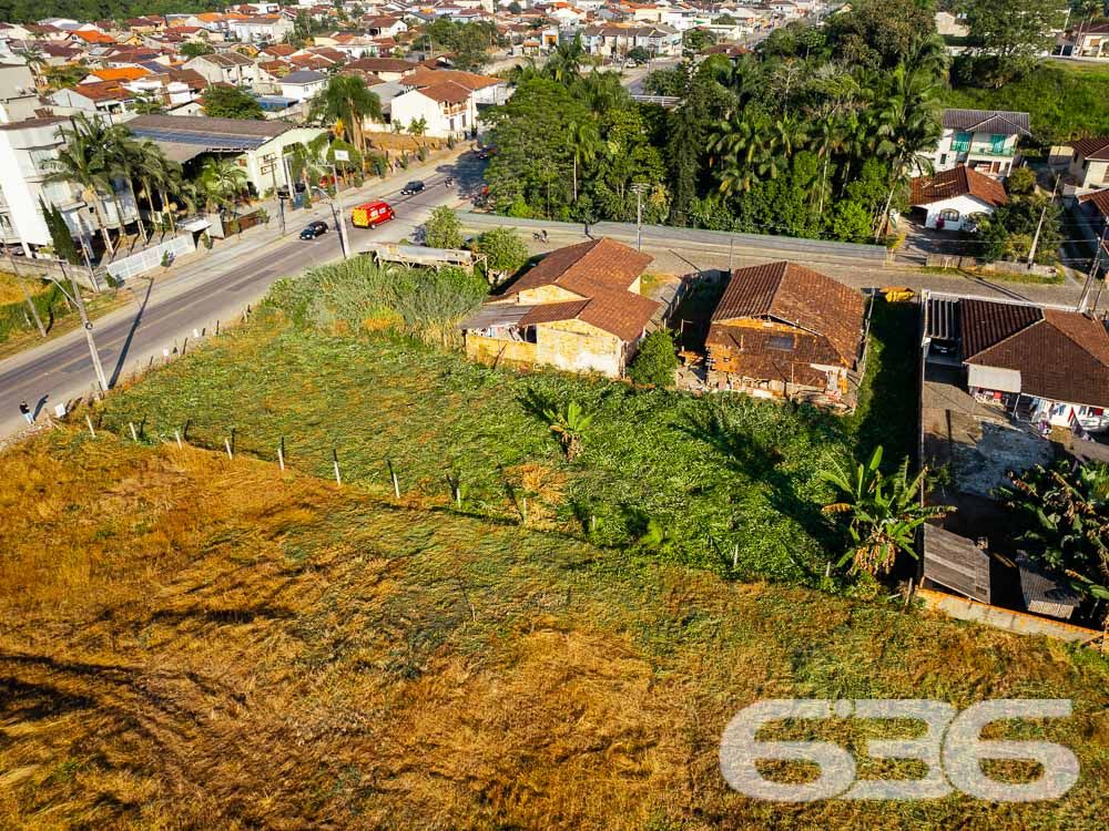 AMPLO TERRENO À VENDA NO BAIRRO NOVA BRASÍLIA
Atenção, investidores e empreendedores! Apresentamos um terreno excepcional no bairro Nova Brasília, em Joinville. Essa é a oportunidade que você estava esperando para colocar em prática seu projeto dos sonhos. Com uma área total de 1065,12m², esse terreno é simplesmente amplo e perfeito para construir o que você desejar.
Com 19 metros de frente e 53 metros em ambos os lados, esse lote possui uma dimensão privilegiada que permite diversas possibilidades de construção. Sua topografia plana e regular facilita o desenvolvimento de projetos arquitetônicos, tornando o processo mais ágil e econômico.
Localizado em uma rua pavimentada, ele oferece comodidade e acessibilidade. Você estará próximo a escolas, mercados, lojas comerciais e uma variedade de serviços, facilitando a vida diária e garantindo conveniência aos futuros moradores ou usuários do empreendimento.
Além disso, a proximidade com a BR-101 é uma vantagem estratégica para qualquer tipo de negócio, proporcionando um acesso rápido e fácil para diferentes regiões da cidade e até mesmo para outras localidades.
Essa é a sua chance de investir em um terreno com enorme potencial de valorização e aproveitar a oportunidade de criar algo verdadeiramente especial. Seja para construir um empreendimento comercial, uma residência de alto padrão ou até mesmo um projeto personalizado, as possibilidades são infinitas.
Não perca mais tempo e agarre essa oportunidade única. Agende uma visita ao terreno e comece a planejar seu futuro agora mesmo.
Lembre-se, terrenos como esse são raros e muito disputados. Aproveite essa chance de fazer parte do desenvolvimento e crescimento dessa região promissora. O sucesso está ao seu alcance.
Fale conosco e saiba mais:
Telefone: (47) 3451-0636
WhatsApp: (47) 99190-0636
Imobiliária 636.