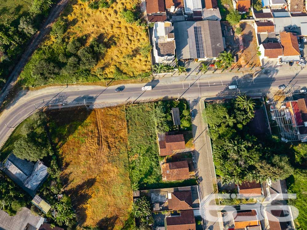 AMPLO TERRENO À VENDA NO BAIRRO NOVA BRASÍLIA
Atenção, investidores e empreendedores! Apresentamos um terreno excepcional no bairro Nova Brasília, em Joinville. Essa é a oportunidade que você estava esperando para colocar em prática seu projeto dos sonhos. Com uma área total de 1065,12m², esse terreno é simplesmente amplo e perfeito para construir o que você desejar.
Com 19 metros de frente e 53 metros em ambos os lados, esse lote possui uma dimensão privilegiada que permite diversas possibilidades de construção. Sua topografia plana e regular facilita o desenvolvimento de projetos arquitetônicos, tornando o processo mais ágil e econômico.
Localizado em uma rua pavimentada, ele oferece comodidade e acessibilidade. Você estará próximo a escolas, mercados, lojas comerciais e uma variedade de serviços, facilitando a vida diária e garantindo conveniência aos futuros moradores ou usuários do empreendimento.
Além disso, a proximidade com a BR-101 é uma vantagem estratégica para qualquer tipo de negócio, proporcionando um acesso rápido e fácil para diferentes regiões da cidade e até mesmo para outras localidades.
Essa é a sua chance de investir em um terreno com enorme potencial de valorização e aproveitar a oportunidade de criar algo verdadeiramente especial. Seja para construir um empreendimento comercial, uma residência de alto padrão ou até mesmo um projeto personalizado, as possibilidades são infinitas.
Não perca mais tempo e agarre essa oportunidade única. Agende uma visita ao terreno e comece a planejar seu futuro agora mesmo.
Lembre-se, terrenos como esse são raros e muito disputados. Aproveite essa chance de fazer parte do desenvolvimento e crescimento dessa região promissora. O sucesso está ao seu alcance.
Fale conosco e saiba mais:
Telefone: (47) 3451-0636
WhatsApp: (47) 99190-0636
Imobiliária 636.
