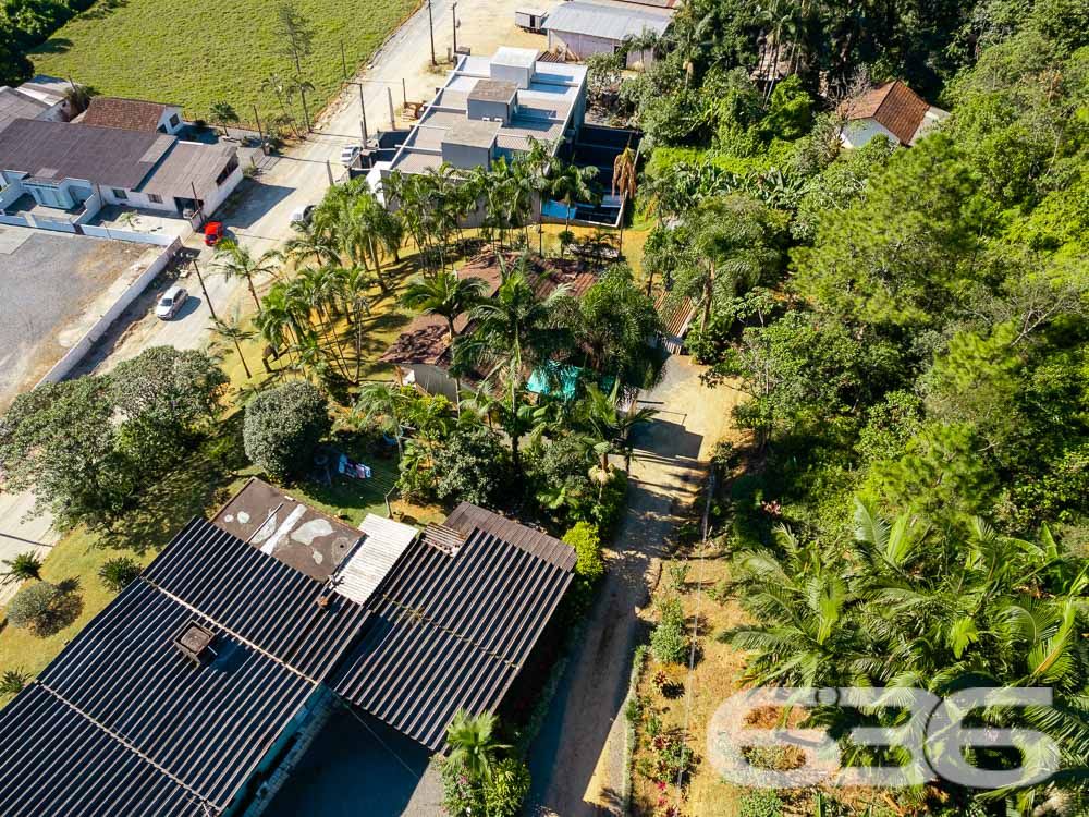 OPORTUNIDADE DE TERRENO À VENDA NO CENTRO DE PIRABEIRABA - ESTUDA PERMUTA POR ÁREA CONSTRUIDA
Descubra esta ótima oportunidade! Terreno excepcionalmente amplo, com 1.324,39m² de área total e 30 metros de abertura. Localizado no centro de Pirabeiraba, em Joinville, este lote é perfeito para realizar seus sonhos e investimentos.
Com um declive suave, o terreno oferece um cenário perfeito para criar um projeto único e personalizado. Deixe sua imaginação fluir e construa a casa ou empreendimento dos seus sonhos neste espaço generoso.
A localização privilegiada proporciona fácil acesso a todas as comodidades que você precisa, incluindo o Posto Rudnick, supermercados, escolas, lojas comerciais e muito mais. Desfrute da conveniência de ter tudo ao seu alcance, enquanto desfruta da tranquilidade de um ambiente residencial.
Este terreno é uma oportunidade imperdível para aqueles que desejam investir em um local estratégico e promissor. Seja para construir sua residência ou para fins comerciais, as possibilidades são infinitas.
Não perca tempo! Agende agora mesmo uma visita e descubra o potencial deste terreno incrível. Seu futuro começa aqui!
Fale conosco e saiba mais:
Telefone: (47) 3451-0636
WhatsApp: (47) 99190-0636
Imobiliária 636.