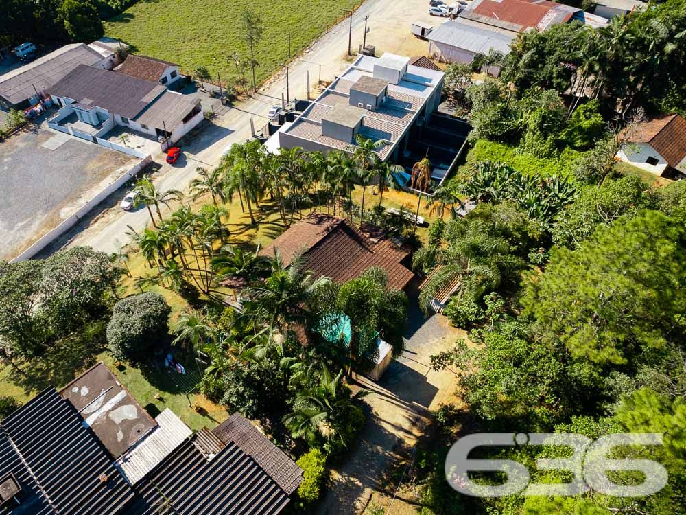 OPORTUNIDADE DE TERRENO À VENDA NO CENTRO DE PIRABEIRABA - ESTUDA PERMUTA POR ÁREA CONSTRUIDA
Descubra esta ótima oportunidade! Terreno excepcionalmente amplo, com 1.324,39m² de área total e 30 metros de abertura. Localizado no centro de Pirabeiraba, em Joinville, este lote é perfeito para realizar seus sonhos e investimentos.
Com um declive suave, o terreno oferece um cenário perfeito para criar um projeto único e personalizado. Deixe sua imaginação fluir e construa a casa ou empreendimento dos seus sonhos neste espaço generoso.
A localização privilegiada proporciona fácil acesso a todas as comodidades que você precisa, incluindo o Posto Rudnick, supermercados, escolas, lojas comerciais e muito mais. Desfrute da conveniência de ter tudo ao seu alcance, enquanto desfruta da tranquilidade de um ambiente residencial.
Este terreno é uma oportunidade imperdível para aqueles que desejam investir em um local estratégico e promissor. Seja para construir sua residência ou para fins comerciais, as possibilidades são infinitas.
Não perca tempo! Agende agora mesmo uma visita e descubra o potencial deste terreno incrível. Seu futuro começa aqui!
Fale conosco e saiba mais:
Telefone: (47) 3451-0636
WhatsApp: (47) 99190-0636
Imobiliária 636.