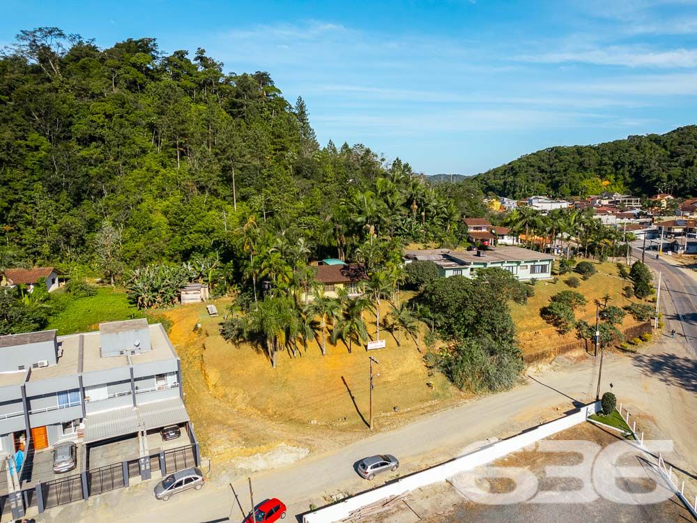 OPORTUNIDADE DE TERRENO À VENDA NO CENTRO DE PIRABEIRABA - ESTUDA PERMUTA POR ÁREA CONSTRUIDA
Descubra esta ótima oportunidade! Terreno excepcionalmente amplo, com 1.324,39m² de área total e 30 metros de abertura. Localizado no centro de Pirabeiraba, em Joinville, este lote é perfeito para realizar seus sonhos e investimentos.
Com um declive suave, o terreno oferece um cenário perfeito para criar um projeto único e personalizado. Deixe sua imaginação fluir e construa a casa ou empreendimento dos seus sonhos neste espaço generoso.
A localização privilegiada proporciona fácil acesso a todas as comodidades que você precisa, incluindo o Posto Rudnick, supermercados, escolas, lojas comerciais e muito mais. Desfrute da conveniência de ter tudo ao seu alcance, enquanto desfruta da tranquilidade de um ambiente residencial.
Este terreno é uma oportunidade imperdível para aqueles que desejam investir em um local estratégico e promissor. Seja para construir sua residência ou para fins comerciais, as possibilidades são infinitas.
Não perca tempo! Agende agora mesmo uma visita e descubra o potencial deste terreno incrível. Seu futuro começa aqui!
Fale conosco e saiba mais:
Telefone: (47) 3451-0636
WhatsApp: (47) 99190-0636
Imobiliária 636.
