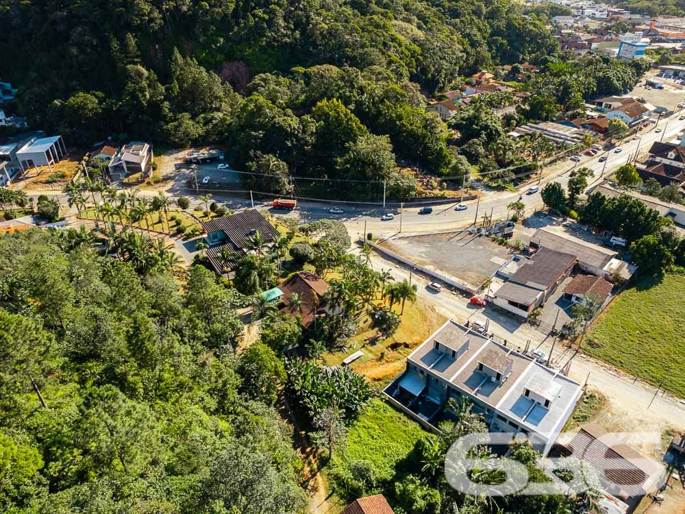 OPORTUNIDADE DE TERRENO À VENDA NO CENTRO DE PIRABEIRABA - ESTUDA PERMUTA POR ÁREA CONSTRUIDA
Descubra esta ótima oportunidade! Terreno excepcionalmente amplo, com 1.324,39m² de área total e 30 metros de abertura. Localizado no centro de Pirabeiraba, em Joinville, este lote é perfeito para realizar seus sonhos e investimentos.
Com um declive suave, o terreno oferece um cenário perfeito para criar um projeto único e personalizado. Deixe sua imaginação fluir e construa a casa ou empreendimento dos seus sonhos neste espaço generoso.
A localização privilegiada proporciona fácil acesso a todas as comodidades que você precisa, incluindo o Posto Rudnick, supermercados, escolas, lojas comerciais e muito mais. Desfrute da conveniência de ter tudo ao seu alcance, enquanto desfruta da tranquilidade de um ambiente residencial.
Este terreno é uma oportunidade imperdível para aqueles que desejam investir em um local estratégico e promissor. Seja para construir sua residência ou para fins comerciais, as possibilidades são infinitas.
Não perca tempo! Agende agora mesmo uma visita e descubra o potencial deste terreno incrível. Seu futuro começa aqui!
Fale conosco e saiba mais:
Telefone: (47) 3451-0636
WhatsApp: (47) 99190-0636
Imobiliária 636.
