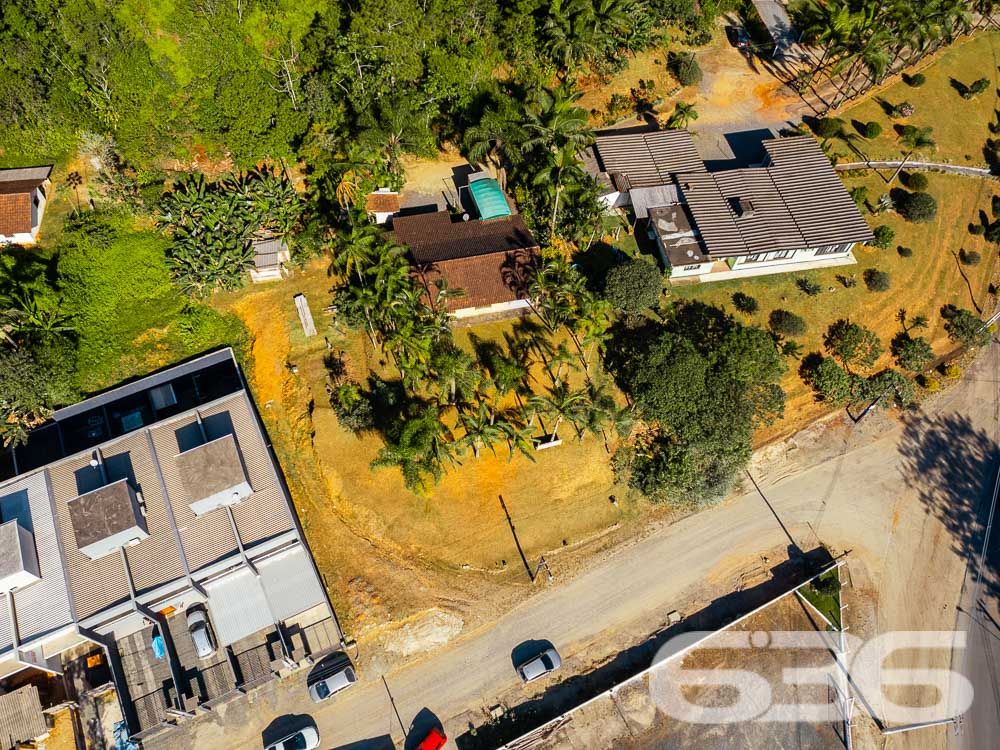 OPORTUNIDADE DE TERRENO À VENDA NO CENTRO DE PIRABEIRABA - ESTUDA PERMUTA POR ÁREA CONSTRUIDA
Descubra esta ótima oportunidade! Terreno excepcionalmente amplo, com 1.324,39m² de área total e 30 metros de abertura. Localizado no centro de Pirabeiraba, em Joinville, este lote é perfeito para realizar seus sonhos e investimentos.
Com um declive suave, o terreno oferece um cenário perfeito para criar um projeto único e personalizado. Deixe sua imaginação fluir e construa a casa ou empreendimento dos seus sonhos neste espaço generoso.
A localização privilegiada proporciona fácil acesso a todas as comodidades que você precisa, incluindo o Posto Rudnick, supermercados, escolas, lojas comerciais e muito mais. Desfrute da conveniência de ter tudo ao seu alcance, enquanto desfruta da tranquilidade de um ambiente residencial.
Este terreno é uma oportunidade imperdível para aqueles que desejam investir em um local estratégico e promissor. Seja para construir sua residência ou para fins comerciais, as possibilidades são infinitas.
Não perca tempo! Agende agora mesmo uma visita e descubra o potencial deste terreno incrível. Seu futuro começa aqui!
Fale conosco e saiba mais:
Telefone: (47) 3451-0636
WhatsApp: (47) 99190-0636
Imobiliária 636.