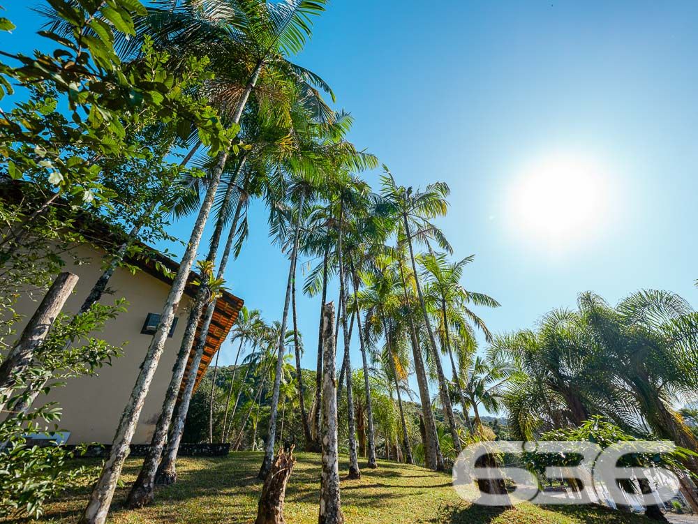 OPORTUNIDADE DE TERRENO À VENDA NO CENTRO DE PIRABEIRABA - ESTUDA PERMUTA POR ÁREA CONSTRUIDA
Descubra esta ótima oportunidade! Terreno excepcionalmente amplo, com 1.324,39m² de área total e 30 metros de abertura. Localizado no centro de Pirabeiraba, em Joinville, este lote é perfeito para realizar seus sonhos e investimentos.
Com um declive suave, o terreno oferece um cenário perfeito para criar um projeto único e personalizado. Deixe sua imaginação fluir e construa a casa ou empreendimento dos seus sonhos neste espaço generoso.
A localização privilegiada proporciona fácil acesso a todas as comodidades que você precisa, incluindo o Posto Rudnick, supermercados, escolas, lojas comerciais e muito mais. Desfrute da conveniência de ter tudo ao seu alcance, enquanto desfruta da tranquilidade de um ambiente residencial.
Este terreno é uma oportunidade imperdível para aqueles que desejam investir em um local estratégico e promissor. Seja para construir sua residência ou para fins comerciais, as possibilidades são infinitas.
Não perca tempo! Agende agora mesmo uma visita e descubra o potencial deste terreno incrível. Seu futuro começa aqui!
Fale conosco e saiba mais:
Telefone: (47) 3451-0636
WhatsApp: (47) 99190-0636
Imobiliária 636.