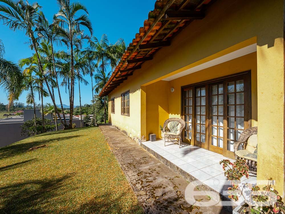 OPORTUNIDADE DE TERRENO À VENDA NO CENTRO DE PIRABEIRABA - ESTUDA PERMUTA POR ÁREA CONSTRUIDA
Descubra esta ótima oportunidade! Terreno excepcionalmente amplo, com 1.324,39m² de área total e 30 metros de abertura. Localizado no centro de Pirabeiraba, em Joinville, este lote é perfeito para realizar seus sonhos e investimentos.
Com um declive suave, o terreno oferece um cenário perfeito para criar um projeto único e personalizado. Deixe sua imaginação fluir e construa a casa ou empreendimento dos seus sonhos neste espaço generoso.
A localização privilegiada proporciona fácil acesso a todas as comodidades que você precisa, incluindo o Posto Rudnick, supermercados, escolas, lojas comerciais e muito mais. Desfrute da conveniência de ter tudo ao seu alcance, enquanto desfruta da tranquilidade de um ambiente residencial.
Este terreno é uma oportunidade imperdível para aqueles que desejam investir em um local estratégico e promissor. Seja para construir sua residência ou para fins comerciais, as possibilidades são infinitas.
Não perca tempo! Agende agora mesmo uma visita e descubra o potencial deste terreno incrível. Seu futuro começa aqui!
Fale conosco e saiba mais:
Telefone: (47) 3451-0636
WhatsApp: (47) 99190-0636
Imobiliária 636.
