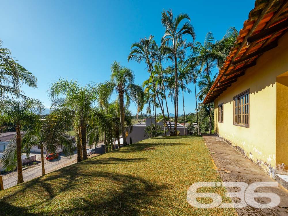 OPORTUNIDADE DE TERRENO À VENDA NO CENTRO DE PIRABEIRABA - ESTUDA PERMUTA POR ÁREA CONSTRUIDA
Descubra esta ótima oportunidade! Terreno excepcionalmente amplo, com 1.324,39m² de área total e 30 metros de abertura. Localizado no centro de Pirabeiraba, em Joinville, este lote é perfeito para realizar seus sonhos e investimentos.
Com um declive suave, o terreno oferece um cenário perfeito para criar um projeto único e personalizado. Deixe sua imaginação fluir e construa a casa ou empreendimento dos seus sonhos neste espaço generoso.
A localização privilegiada proporciona fácil acesso a todas as comodidades que você precisa, incluindo o Posto Rudnick, supermercados, escolas, lojas comerciais e muito mais. Desfrute da conveniência de ter tudo ao seu alcance, enquanto desfruta da tranquilidade de um ambiente residencial.
Este terreno é uma oportunidade imperdível para aqueles que desejam investir em um local estratégico e promissor. Seja para construir sua residência ou para fins comerciais, as possibilidades são infinitas.
Não perca tempo! Agende agora mesmo uma visita e descubra o potencial deste terreno incrível. Seu futuro começa aqui!
Fale conosco e saiba mais:
Telefone: (47) 3451-0636
WhatsApp: (47) 99190-0636
Imobiliária 636.